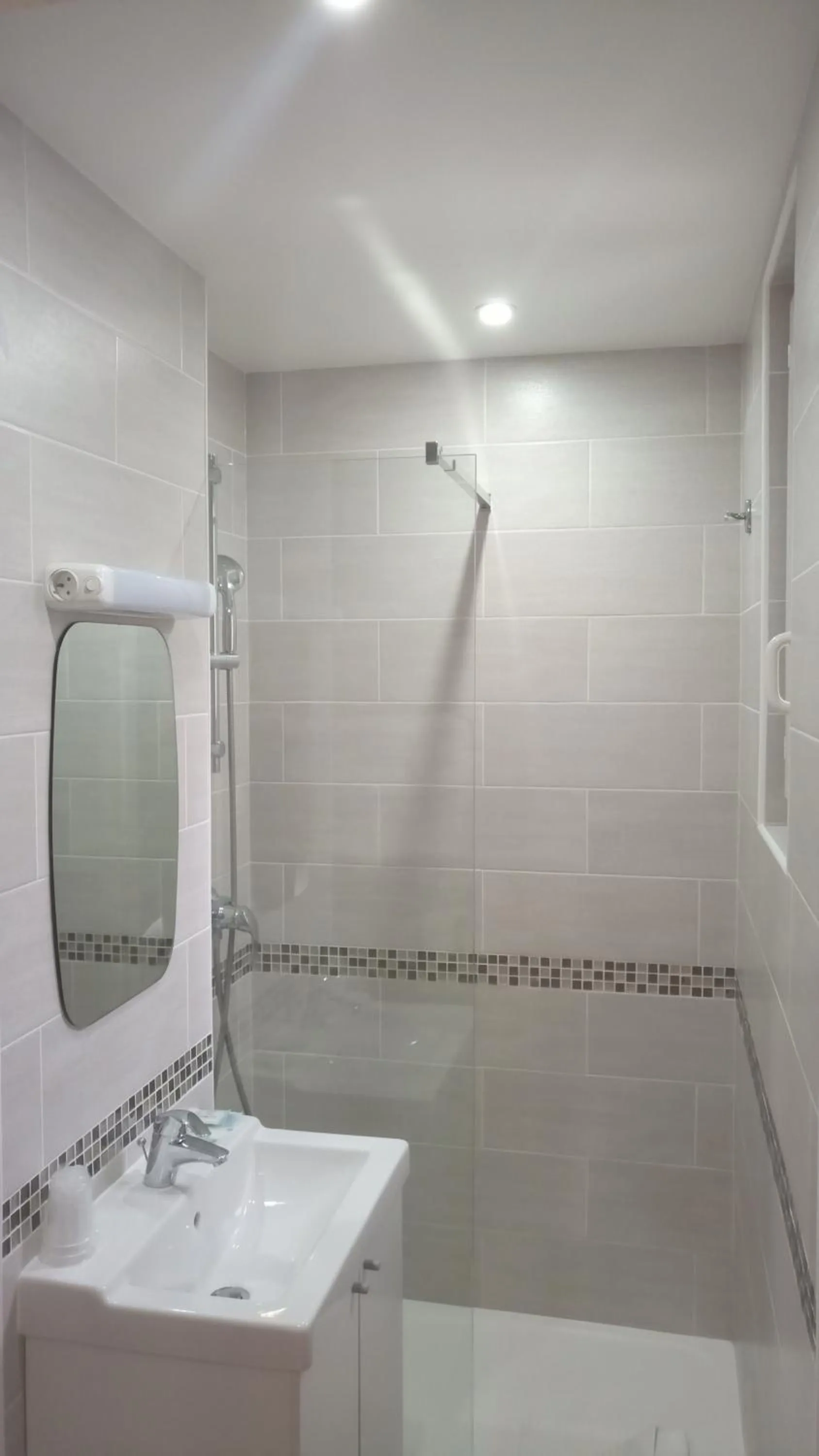 Shower in Hôtel De La Perdrix Rouge