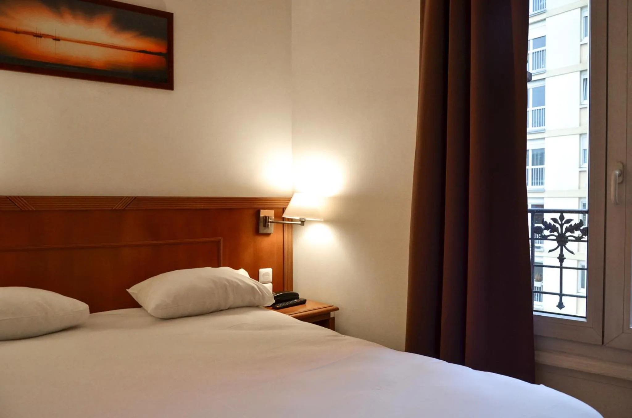 Bedroom, Bed in Hôtel De La Perdrix Rouge