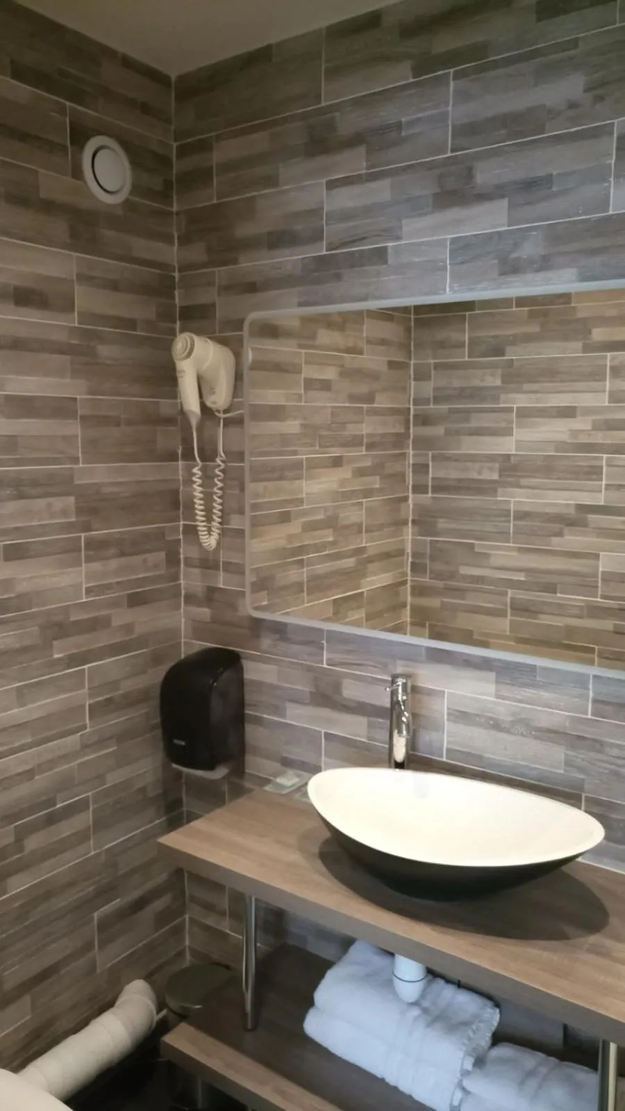 Shower in Hôtel De La Perdrix Rouge