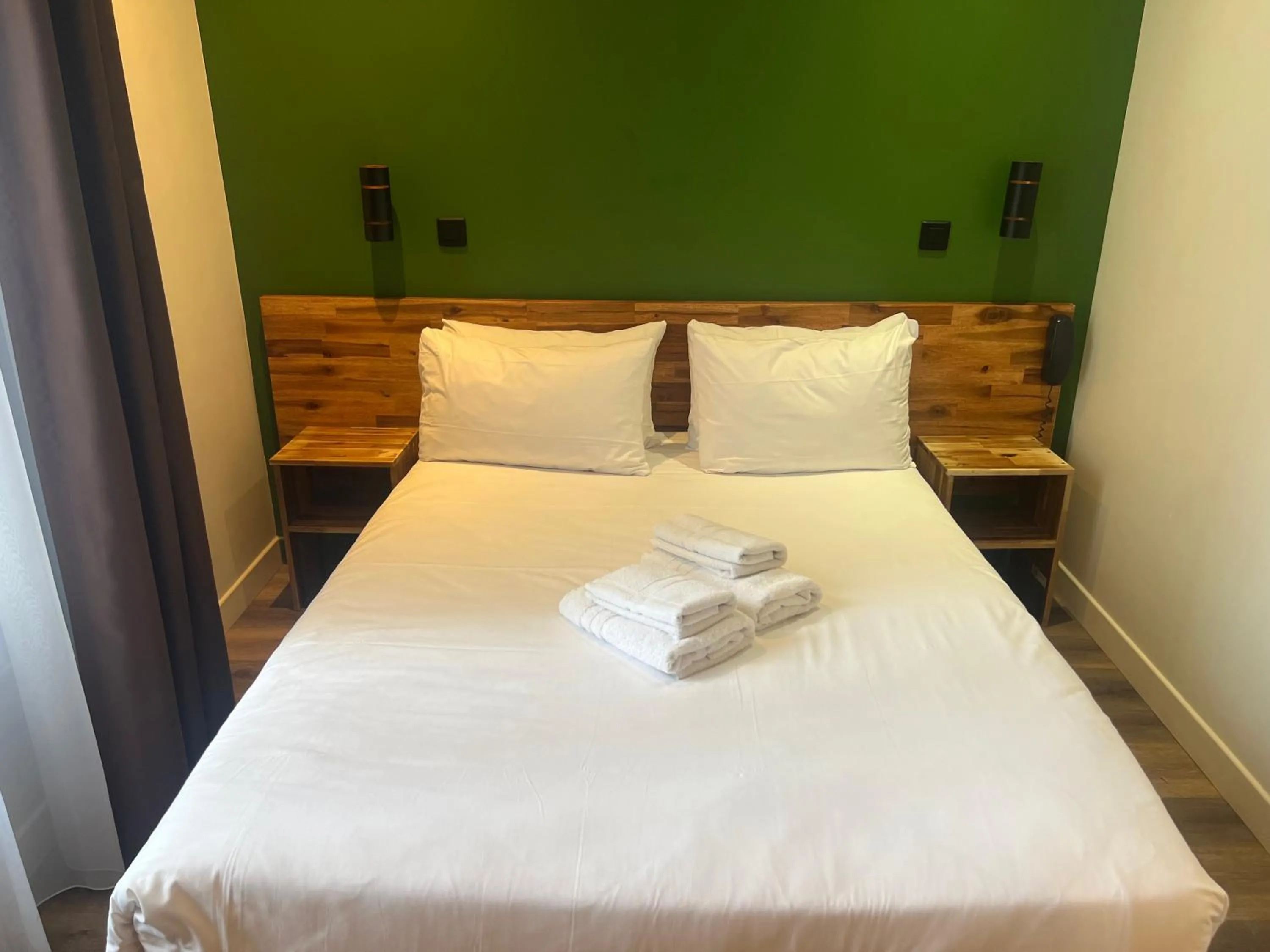 Bed in Hôtel De La Perdrix Rouge