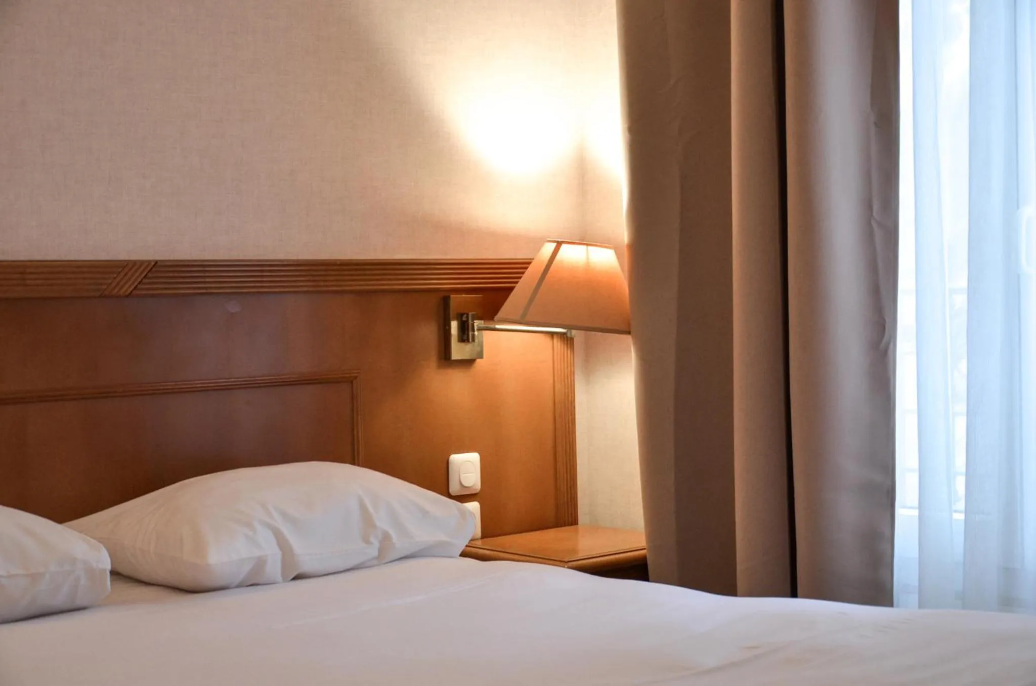 Bedroom, Bed in Hôtel De La Perdrix Rouge