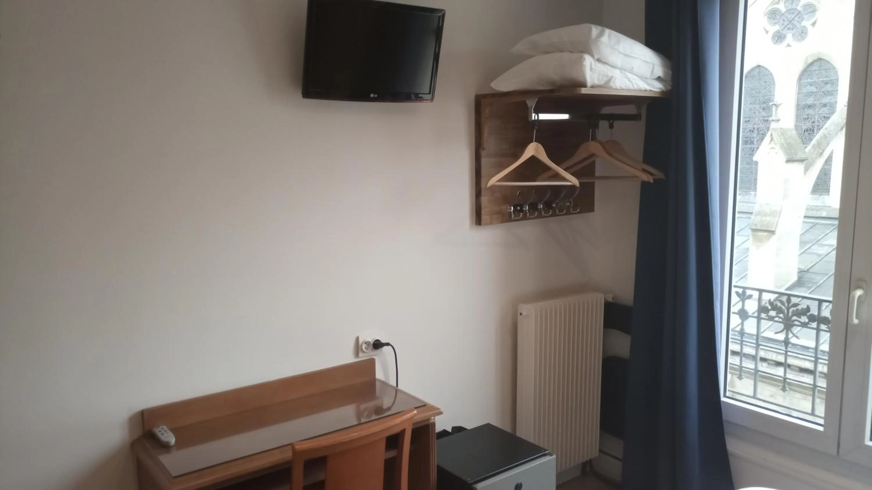 Photo of the whole room in Hôtel De La Perdrix Rouge