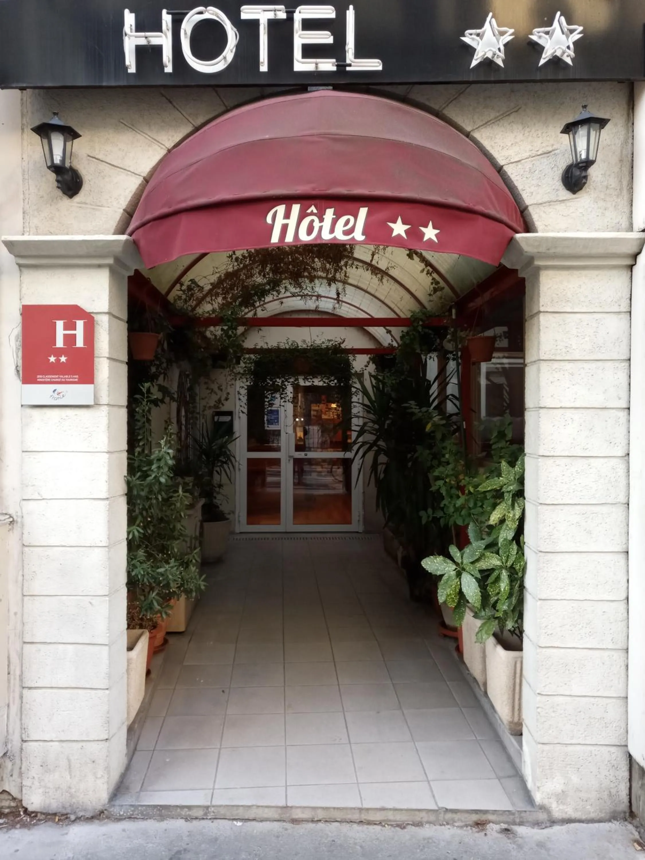 Facade/entrance in Hôtel De La Perdrix Rouge