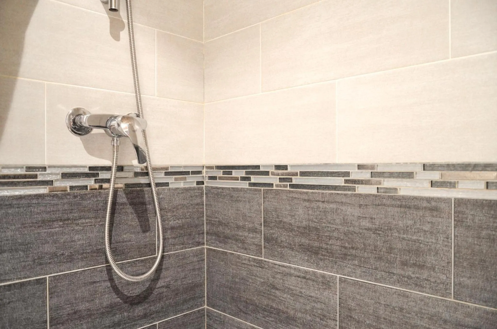 Shower in Hôtel De La Perdrix Rouge