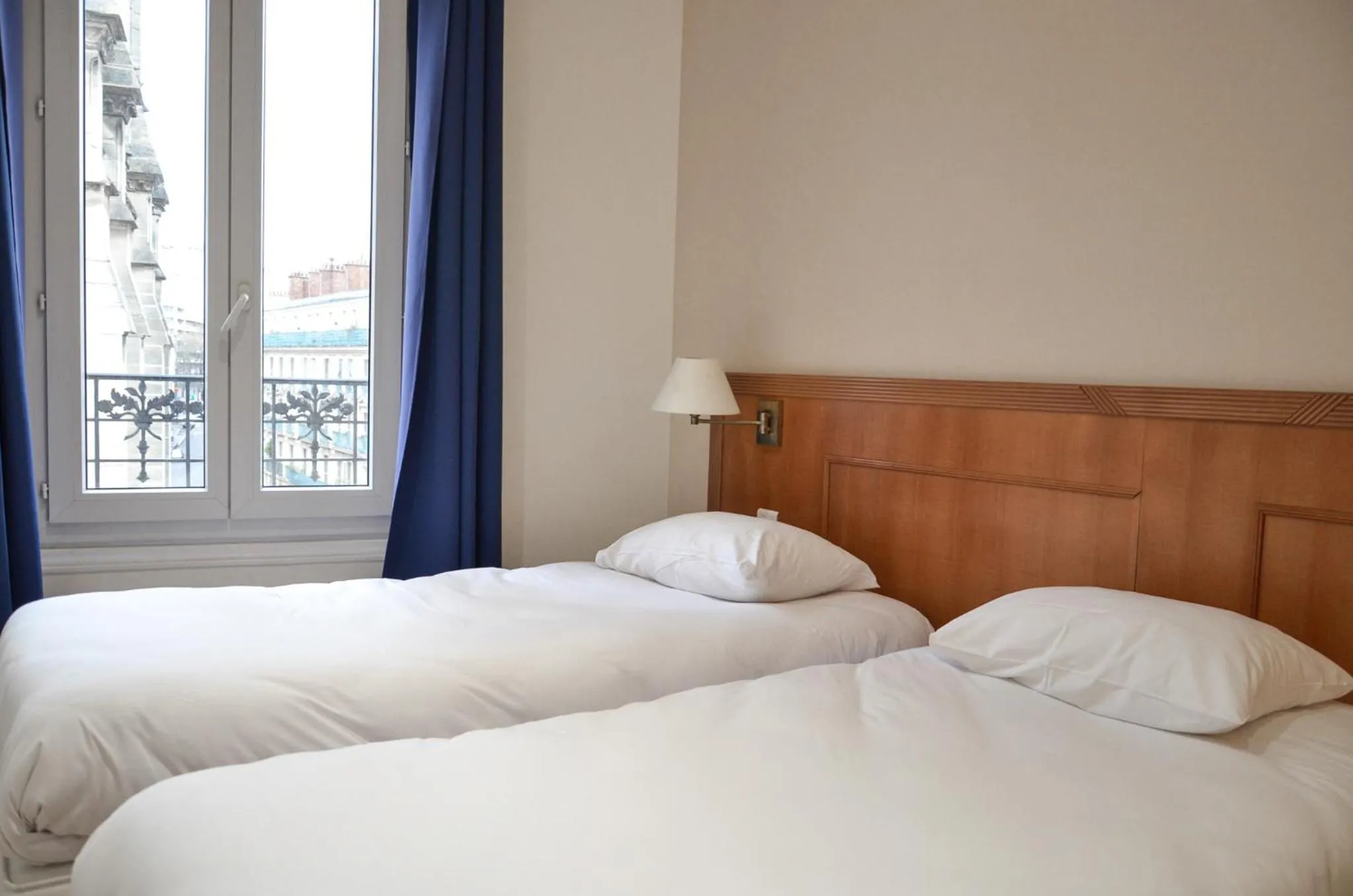 Nearby landmark, Bed in Hôtel De La Perdrix Rouge