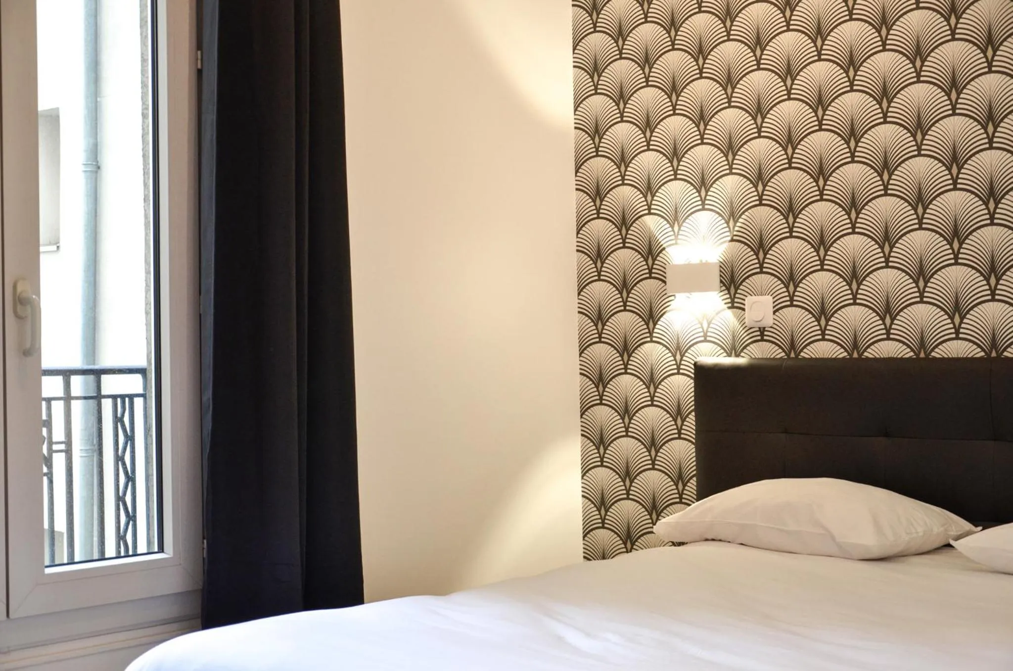 Bedroom, Bed in Hôtel De La Perdrix Rouge