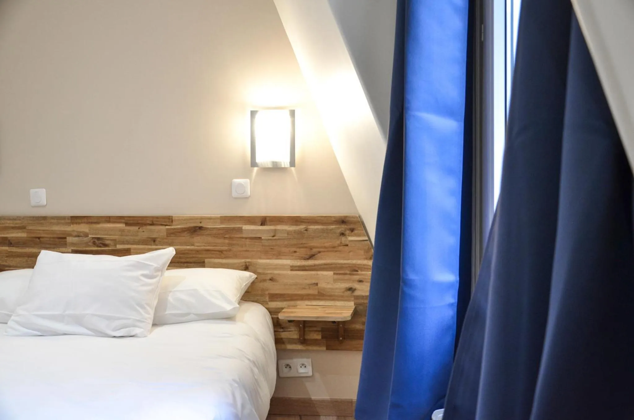 Bedroom, Bed in Hôtel De La Perdrix Rouge