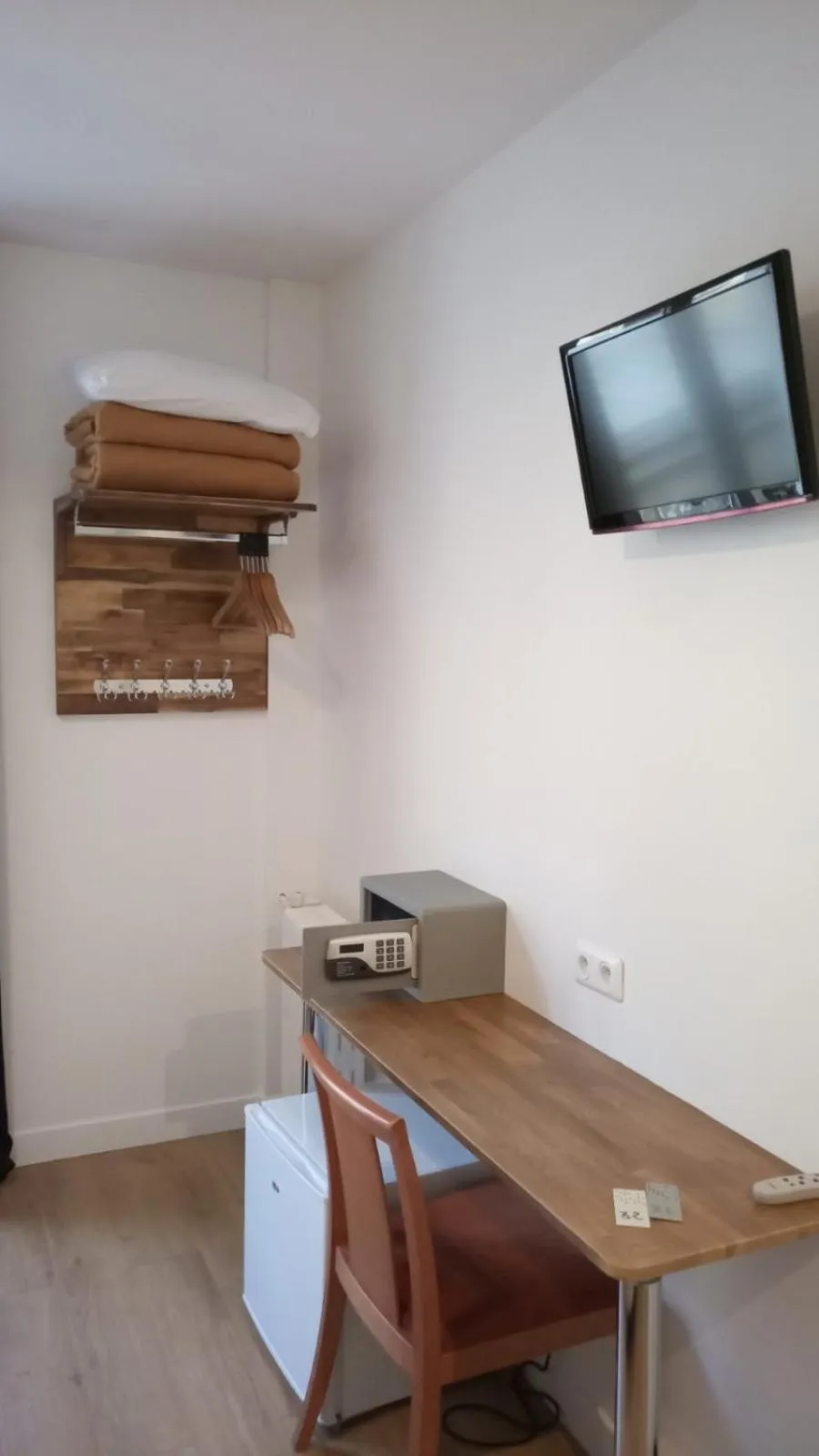 Photo of the whole room in Hôtel De La Perdrix Rouge