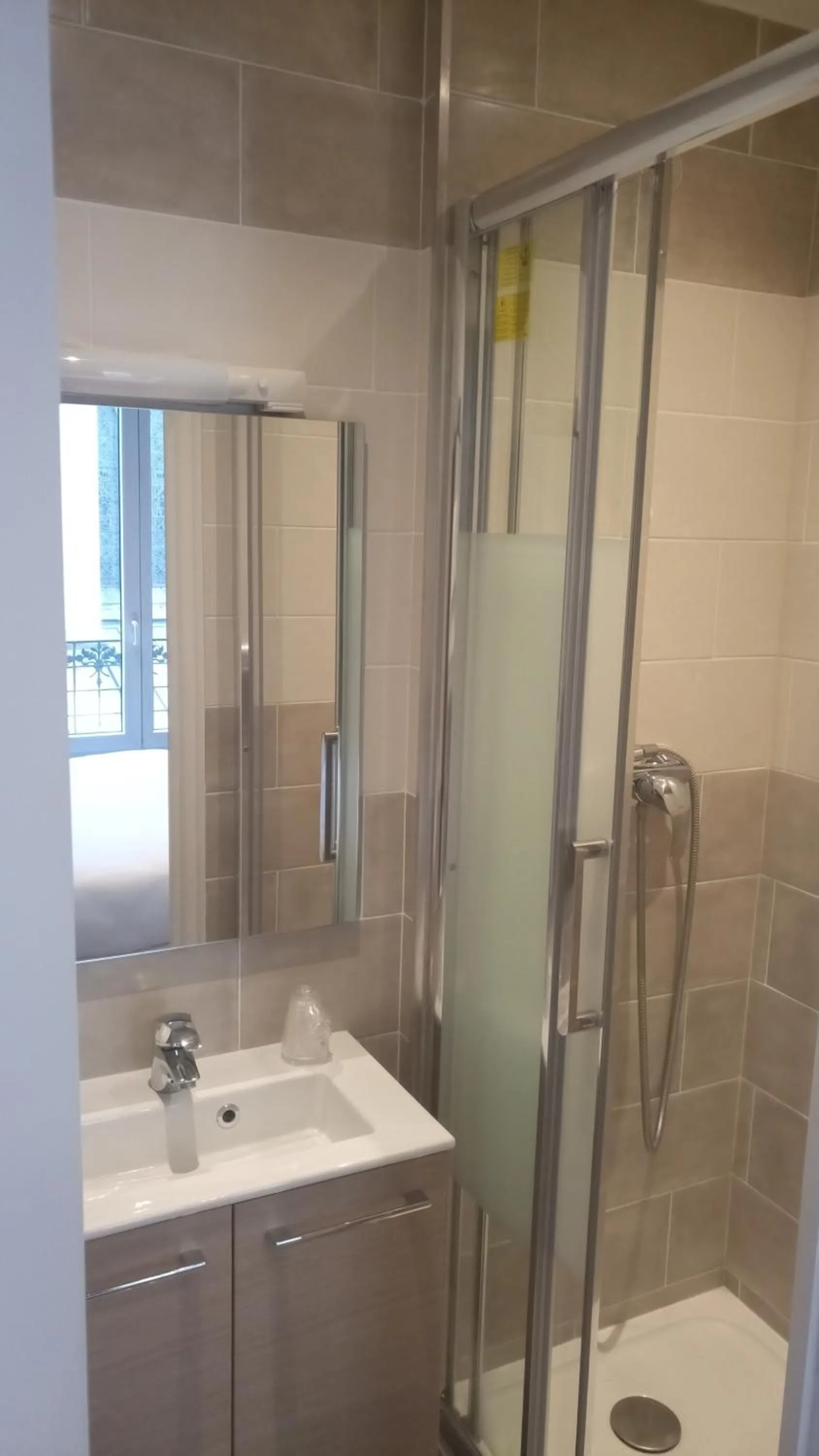 Shower in Hôtel De La Perdrix Rouge