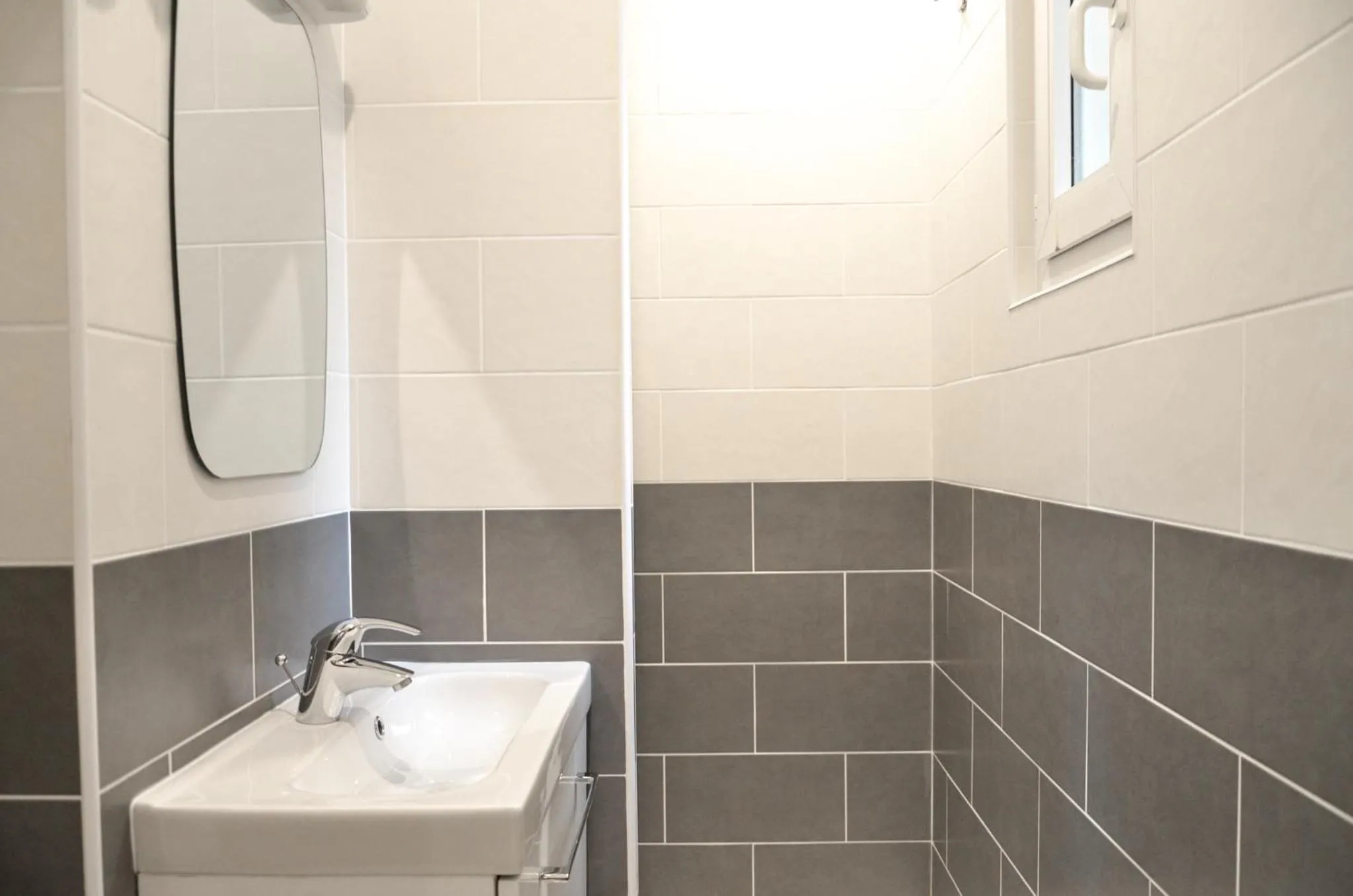 Bathroom in Hôtel De La Perdrix Rouge