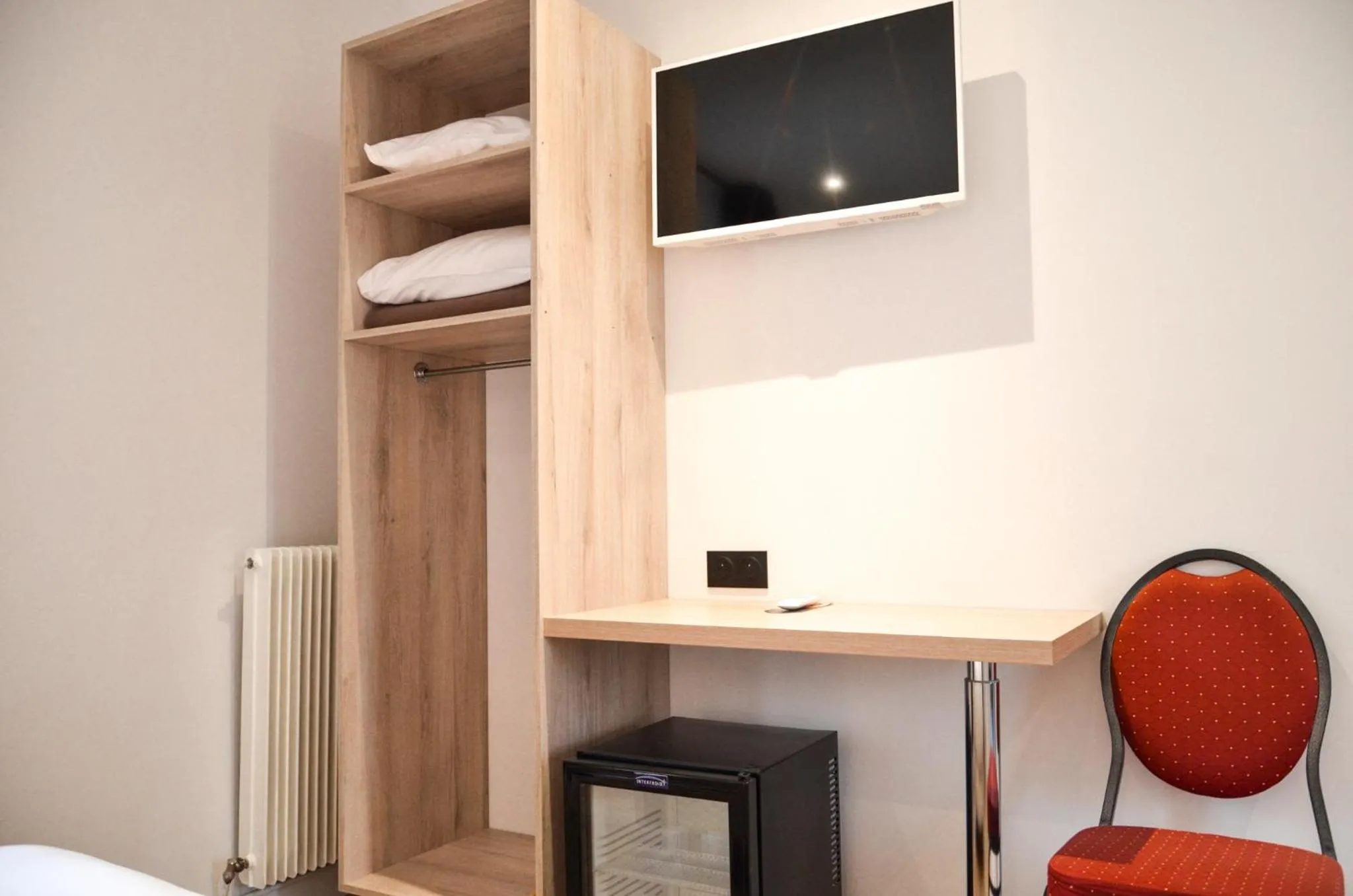 TV and multimedia in Hôtel De La Perdrix Rouge