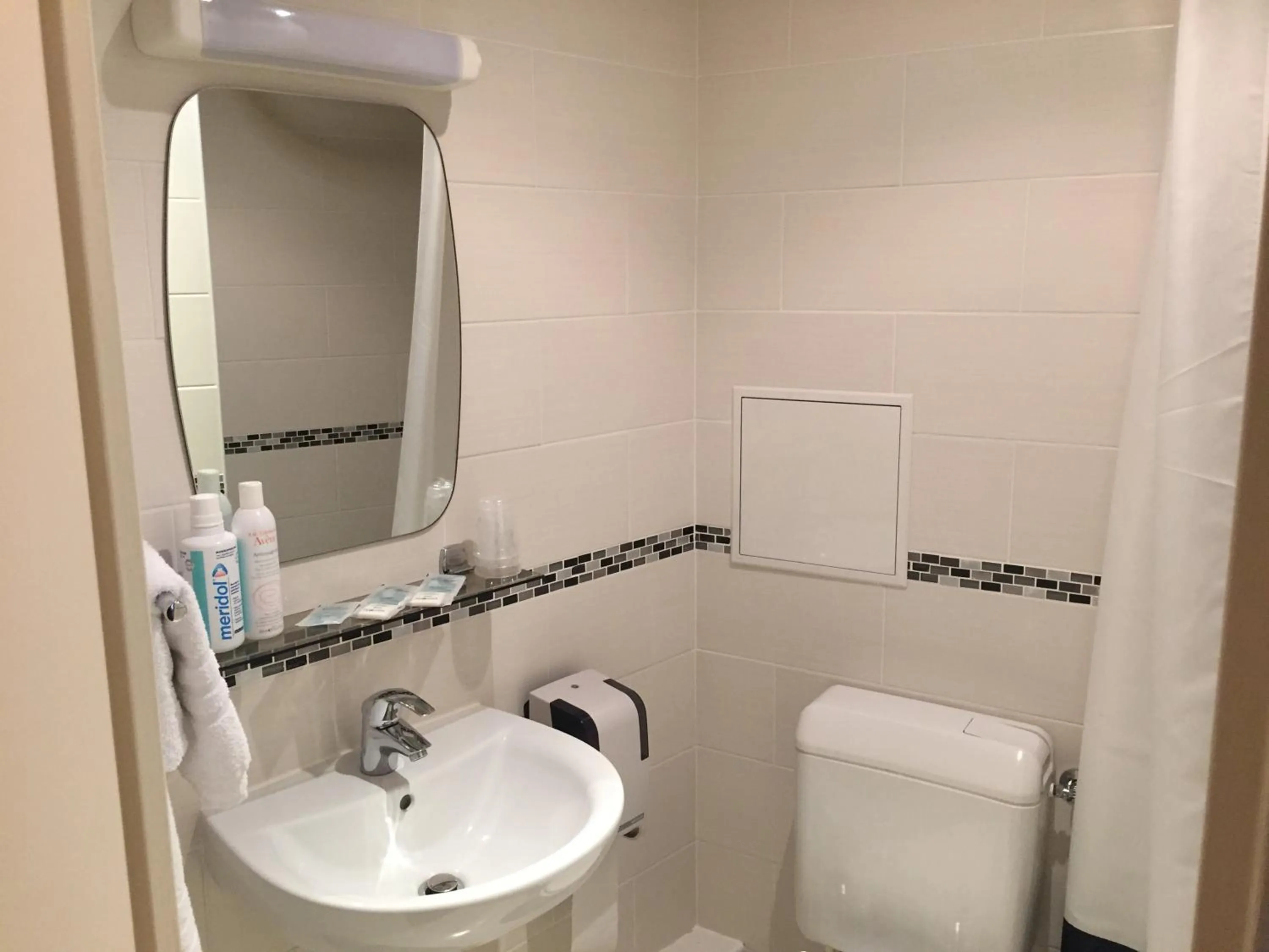 Toilet in Hôtel De La Perdrix Rouge