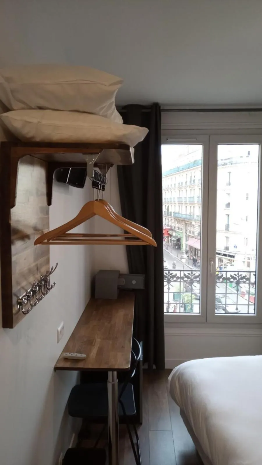 Area and facilities, Bed in Hôtel De La Perdrix Rouge