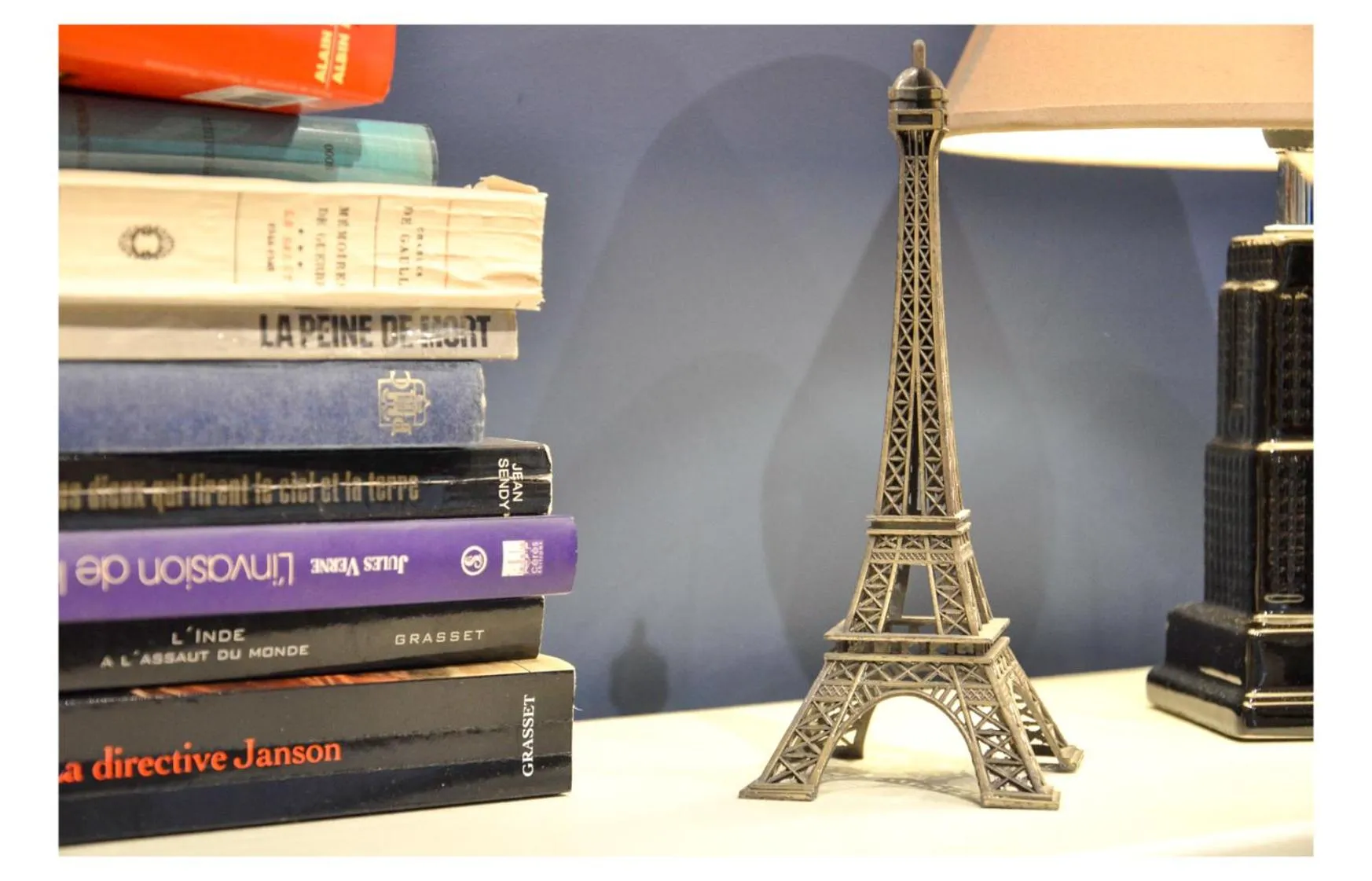 Lobby or reception in Hôtel De La Perdrix Rouge