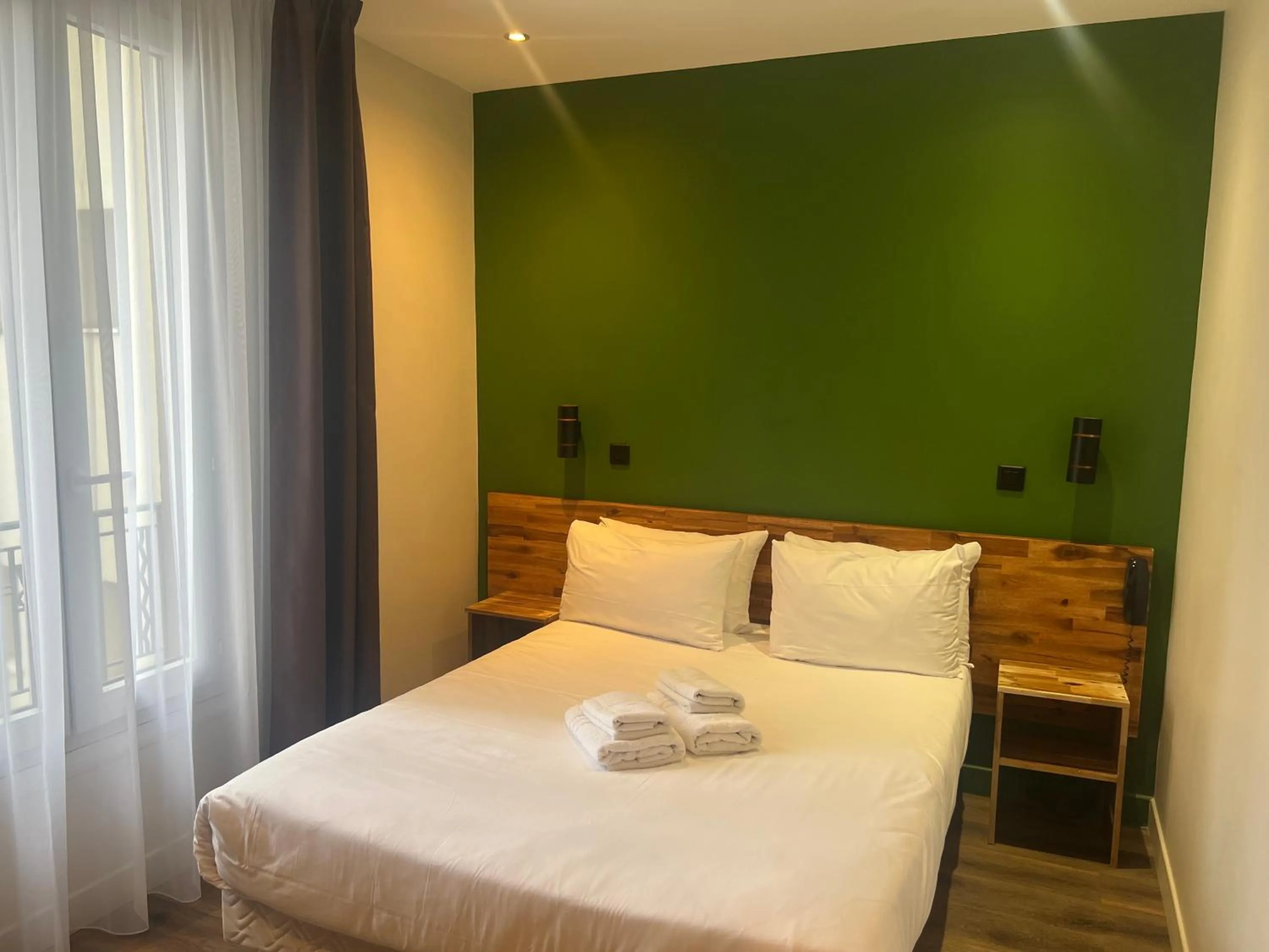 Bed in Hôtel De La Perdrix Rouge