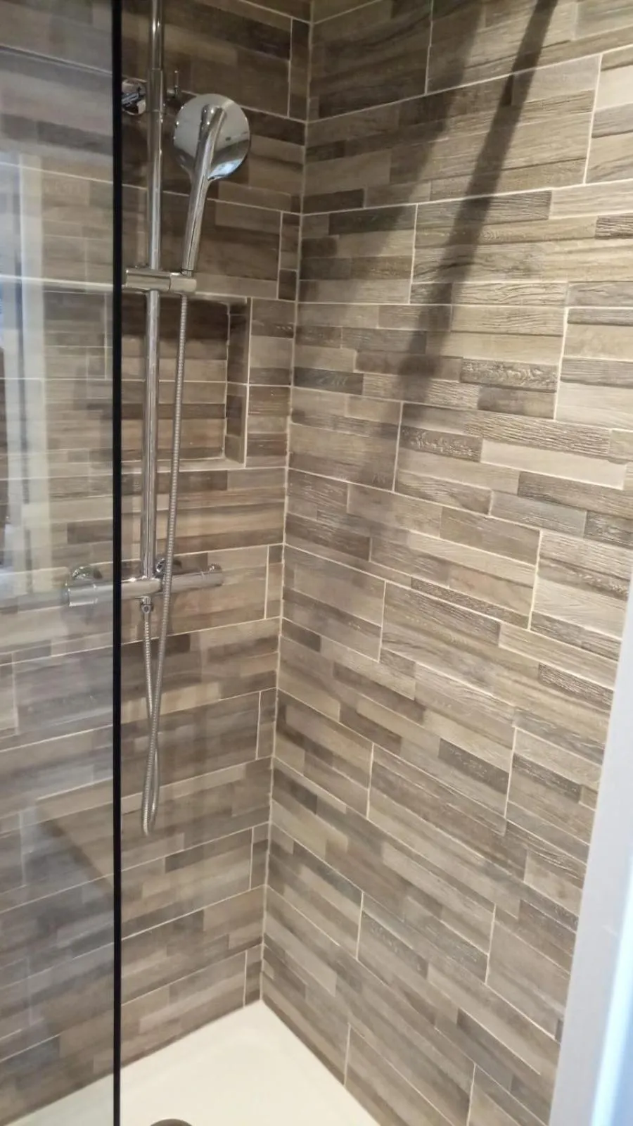 Shower in Hôtel De La Perdrix Rouge