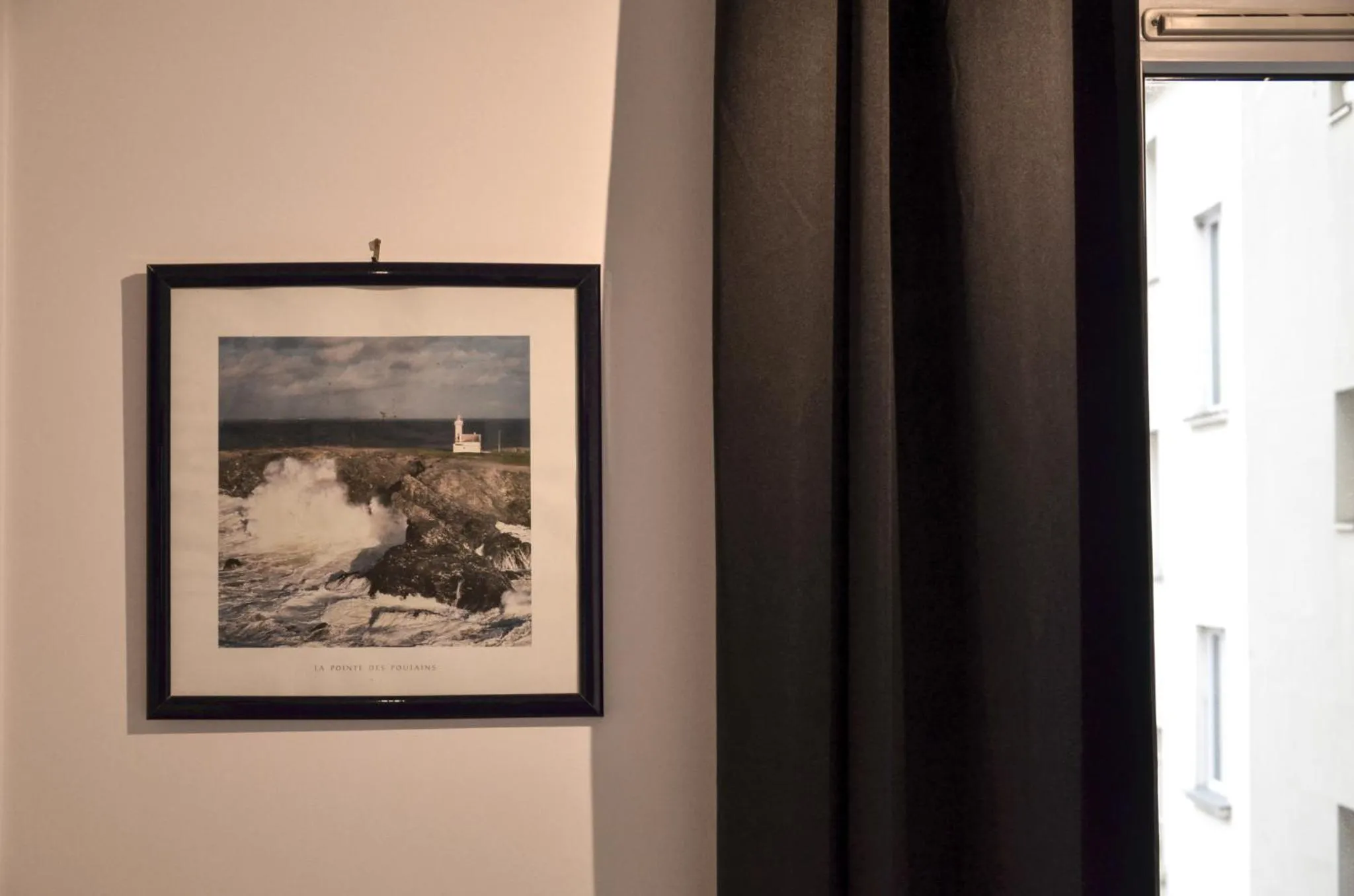 Photo of the whole room in Hôtel De La Perdrix Rouge