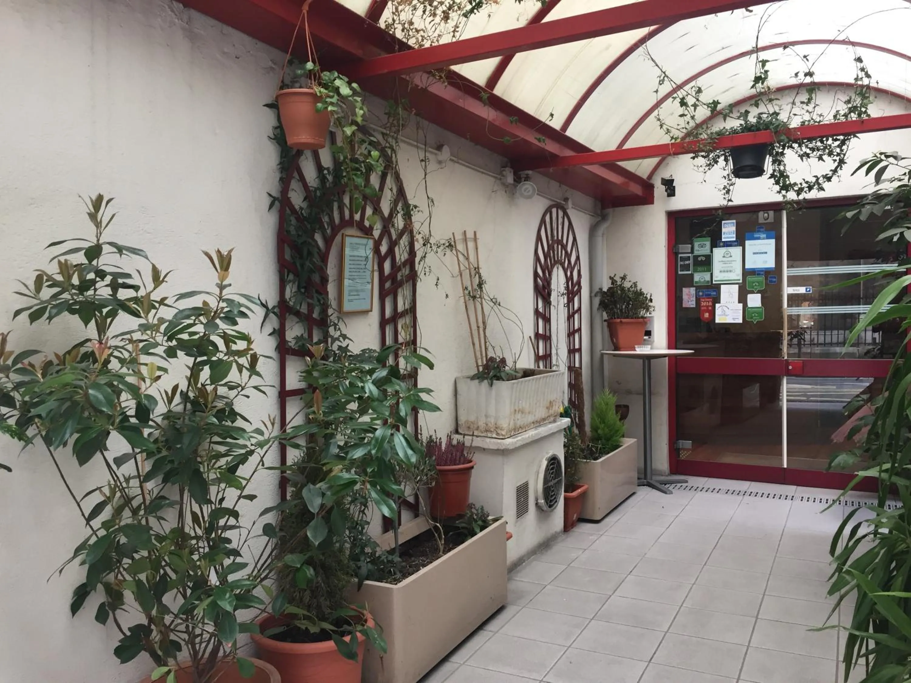 Facade/entrance in Hôtel De La Perdrix Rouge
