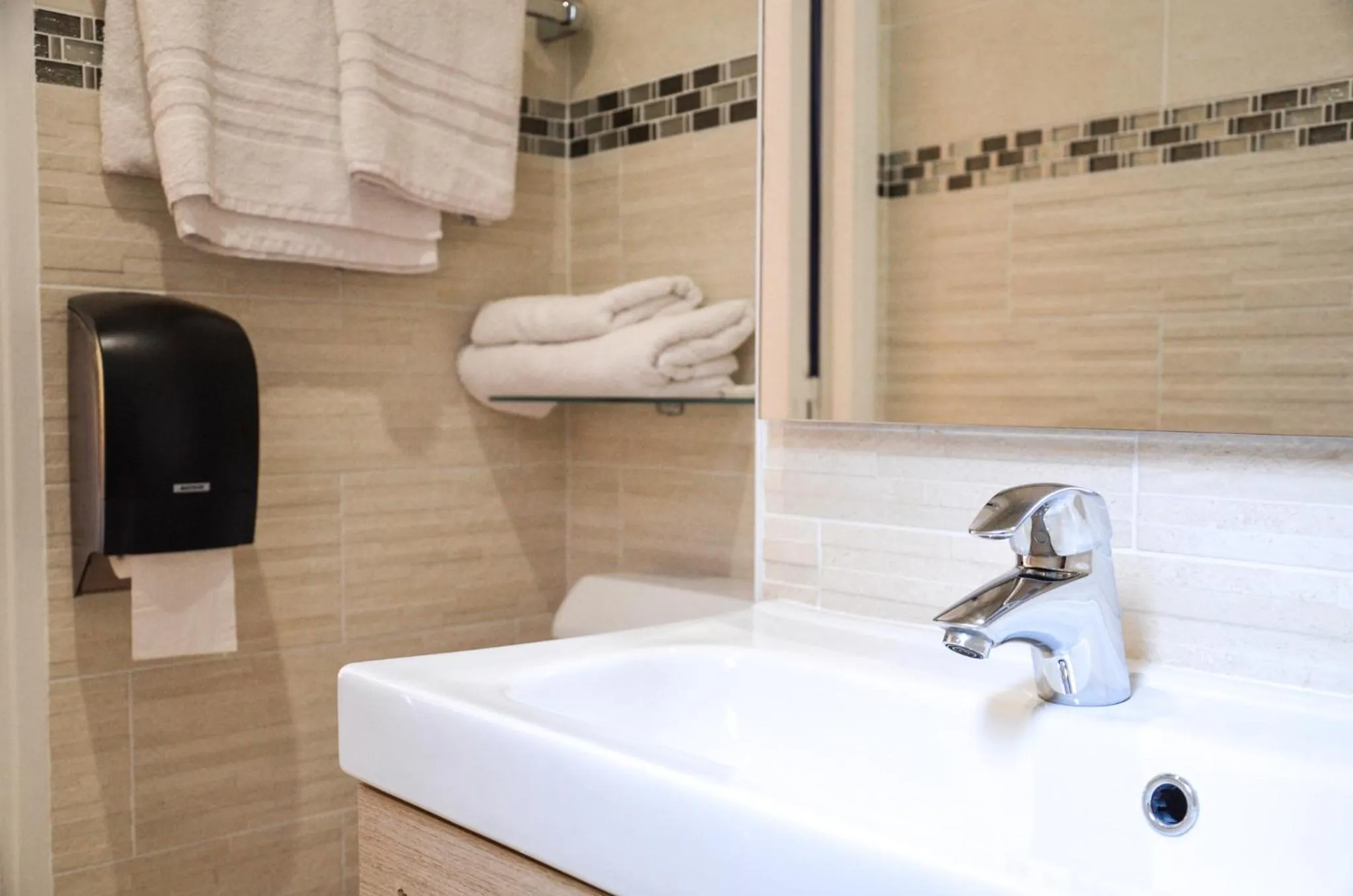 Bathroom in Hôtel De La Perdrix Rouge