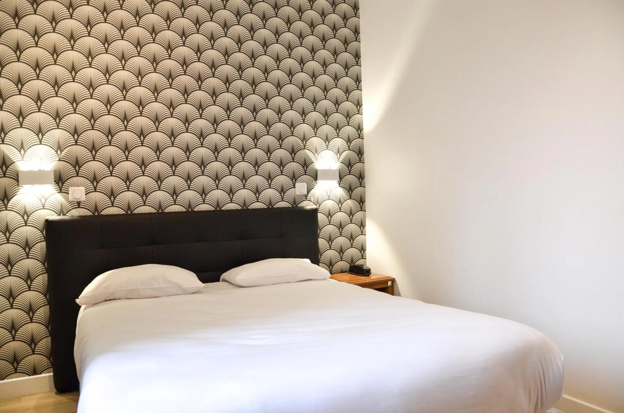 Bedroom, Bed in Hôtel De La Perdrix Rouge