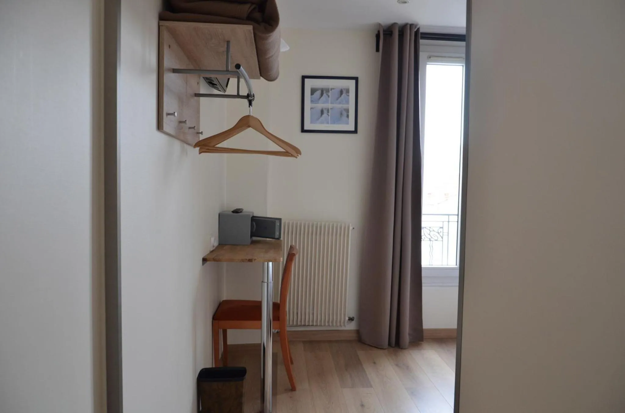 Photo of the whole room in Hôtel De La Perdrix Rouge