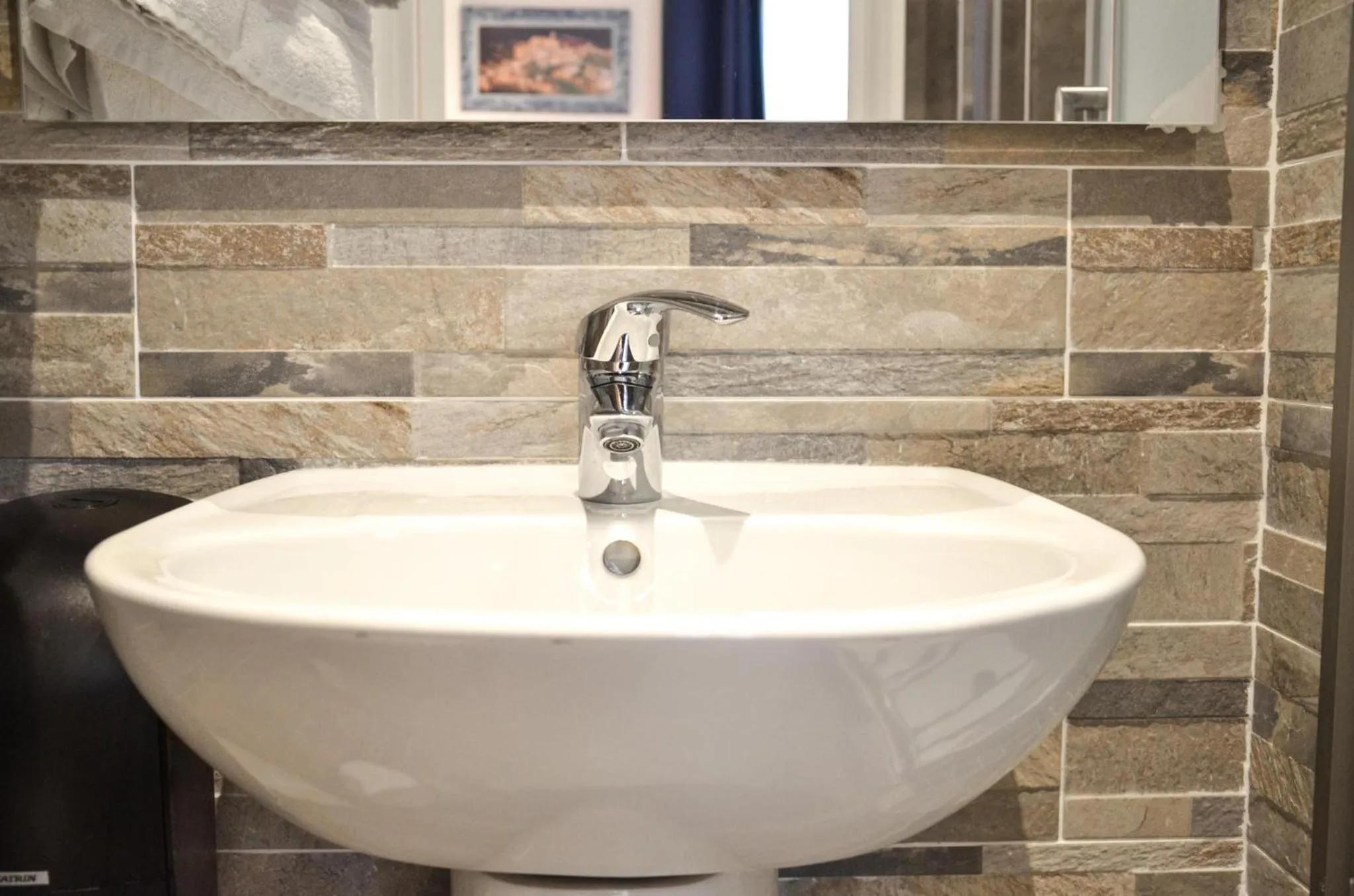 Bathroom in Hôtel De La Perdrix Rouge
