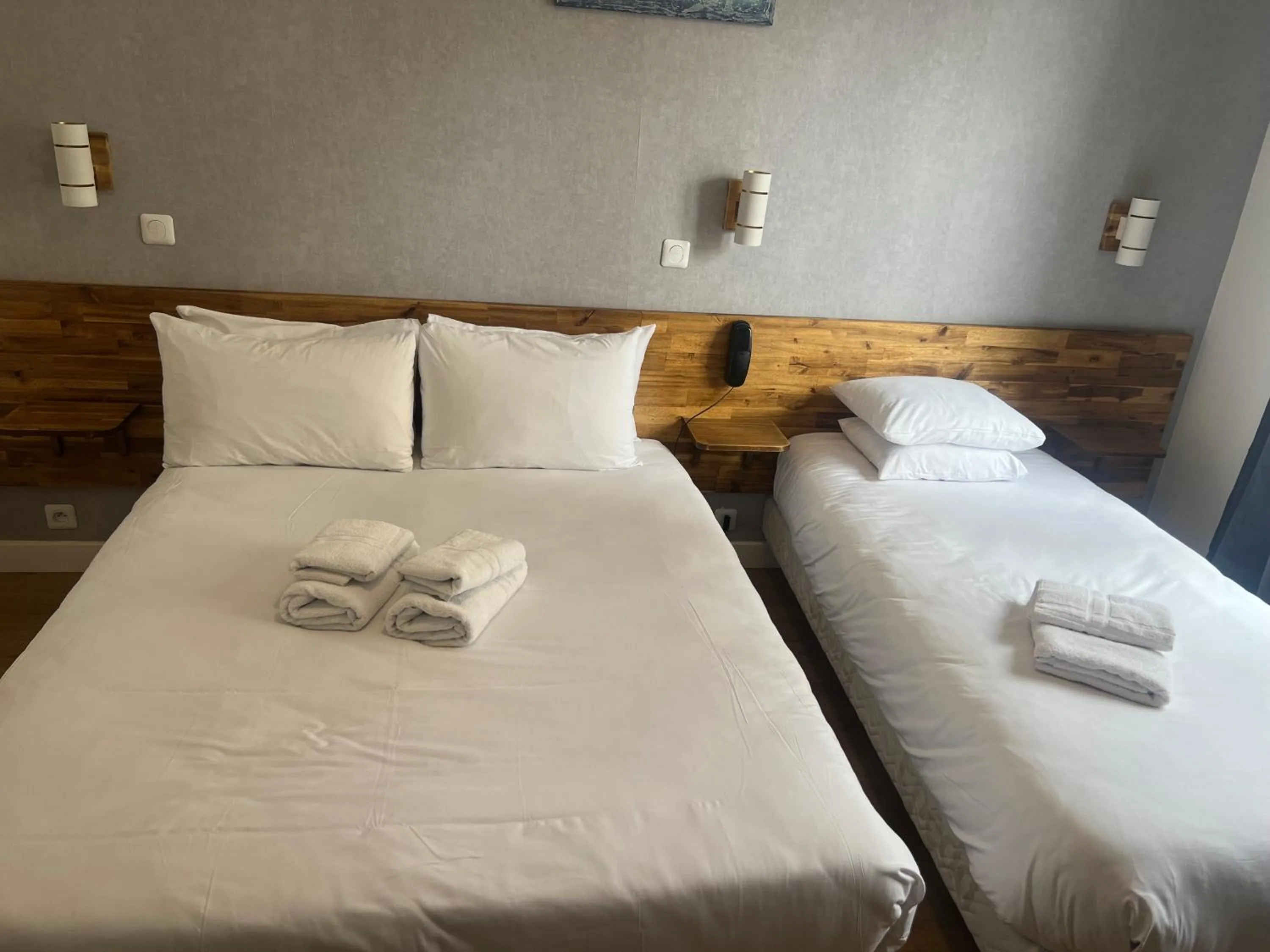 Bed in Hôtel De La Perdrix Rouge