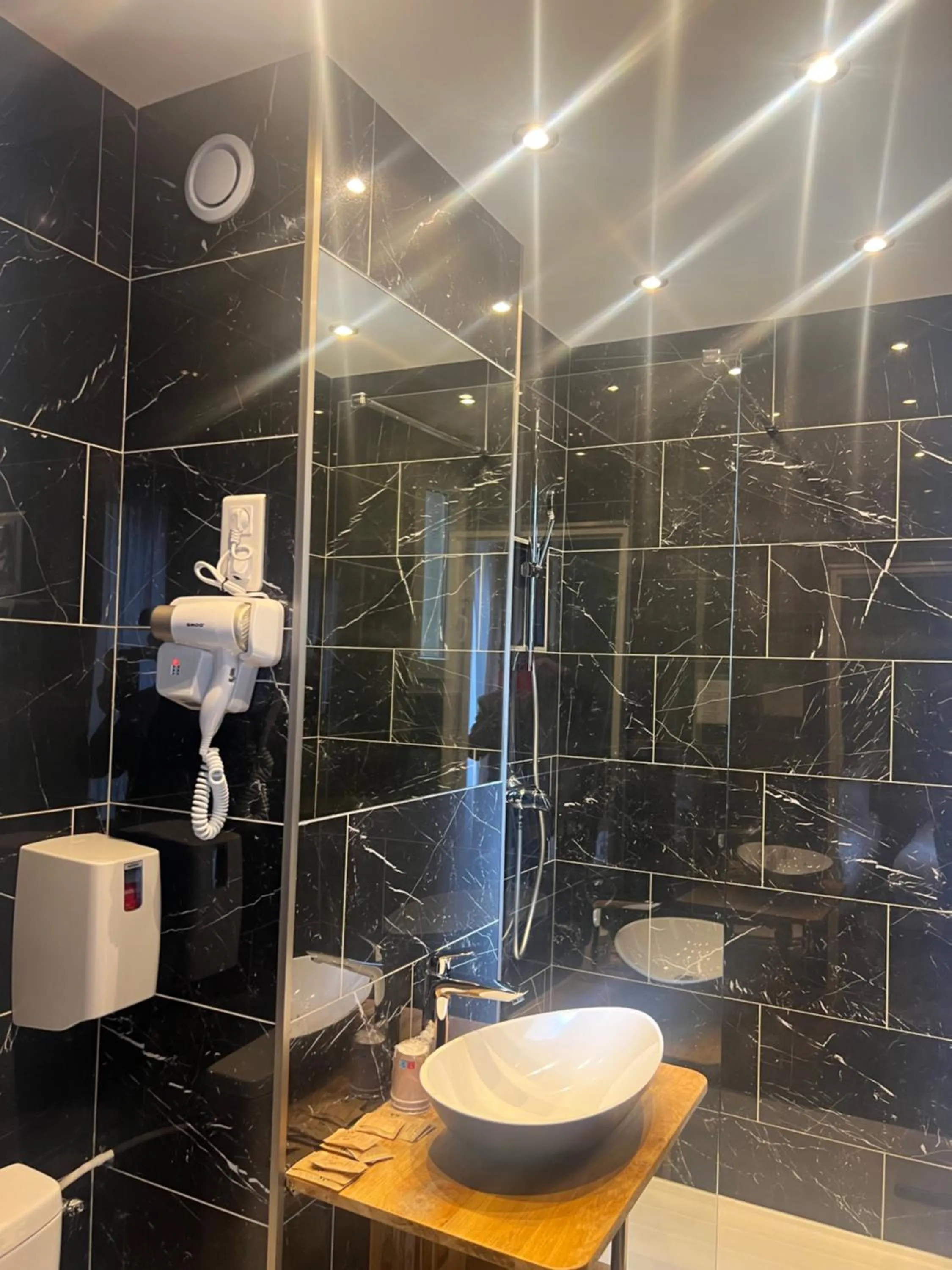 Hôtel De La Perdrix Rouge