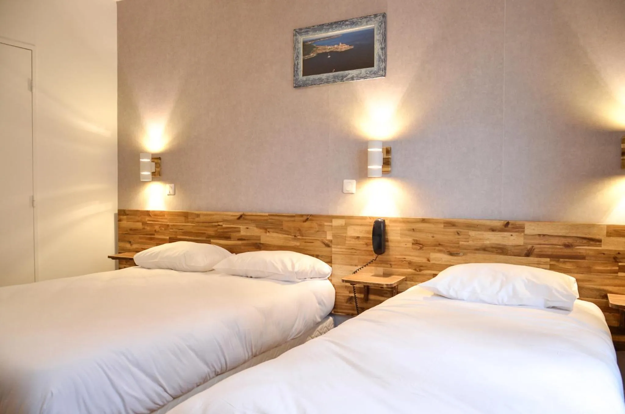 Bedroom, Bed in Hôtel De La Perdrix Rouge