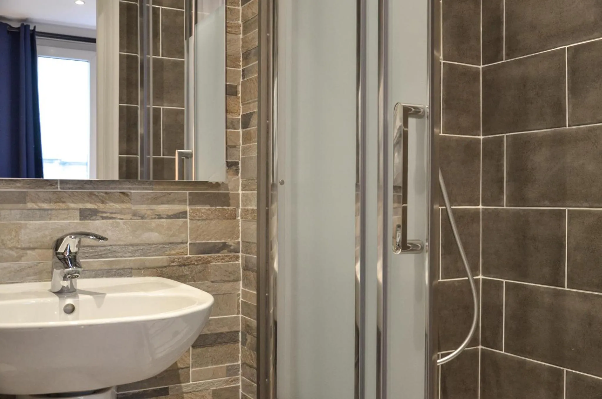 Bathroom in Hôtel De La Perdrix Rouge