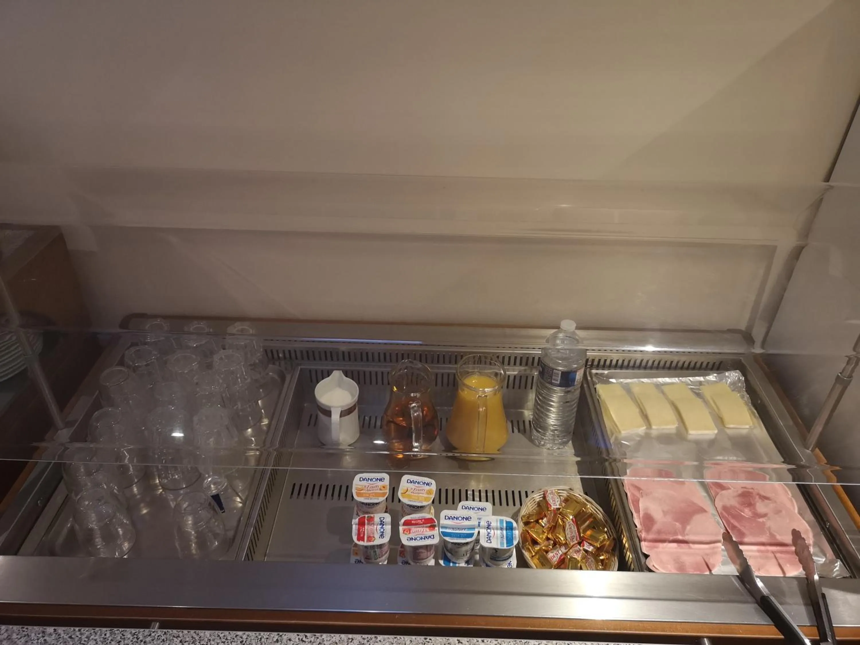 Buffet breakfast in Hôtel De La Perdrix Rouge