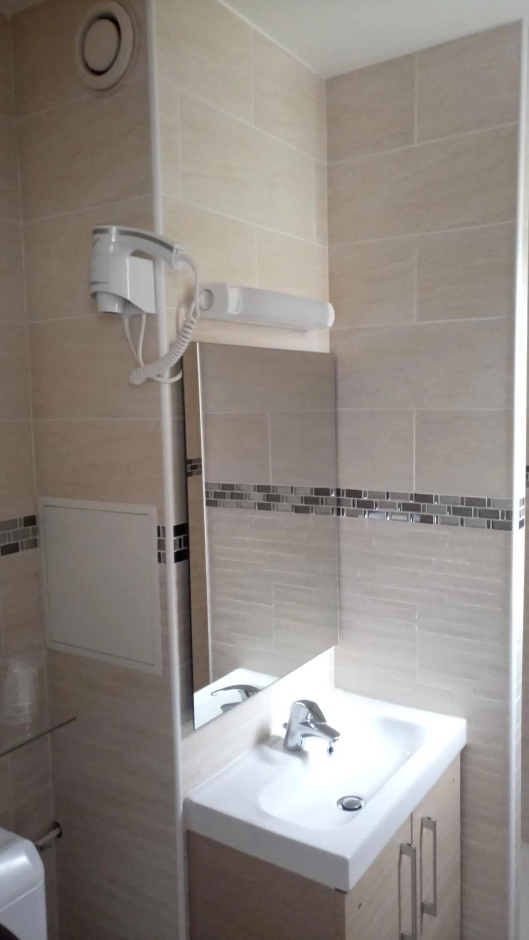 Shower in Hôtel De La Perdrix Rouge