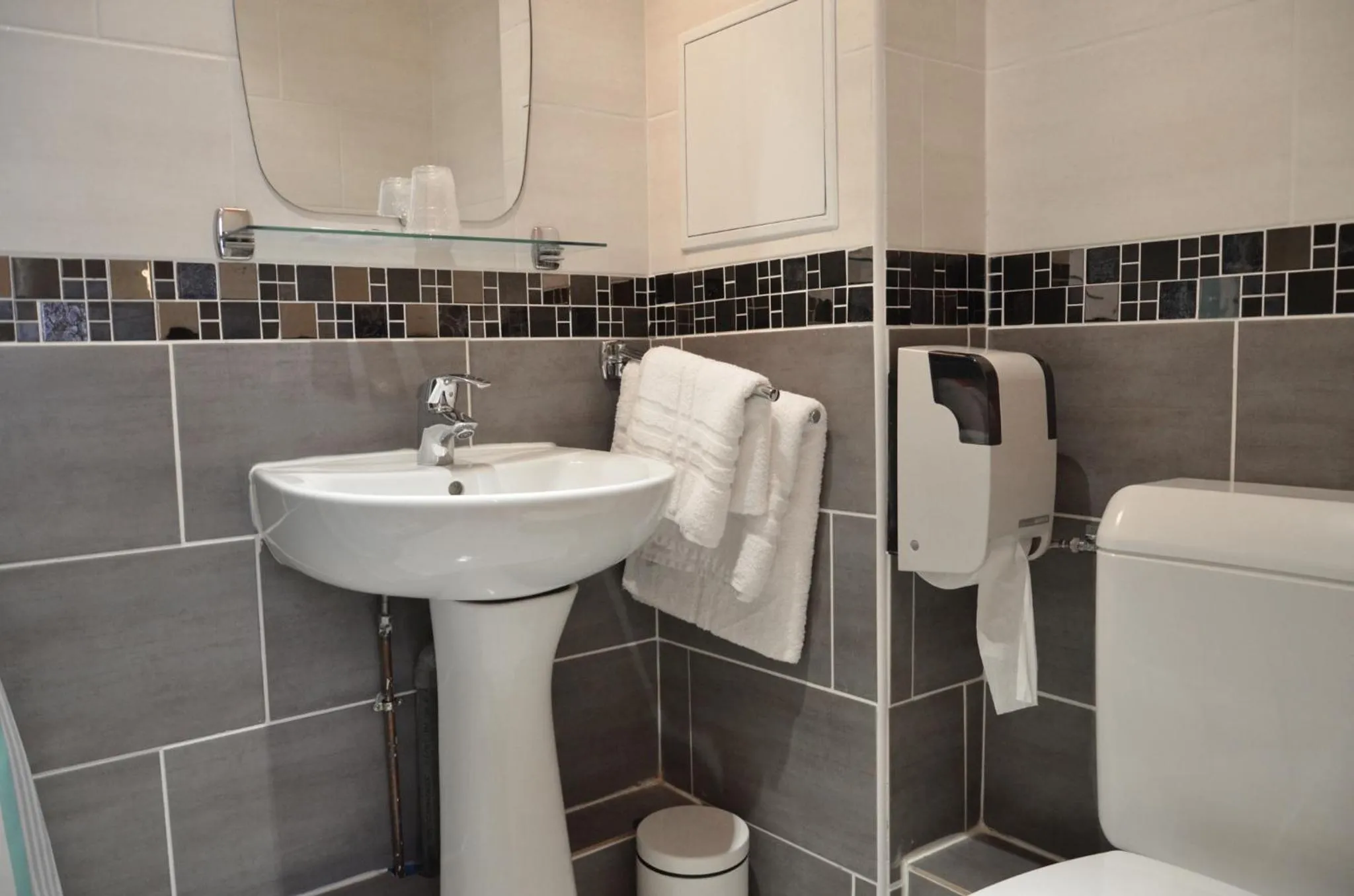 Toilet in Hôtel De La Perdrix Rouge