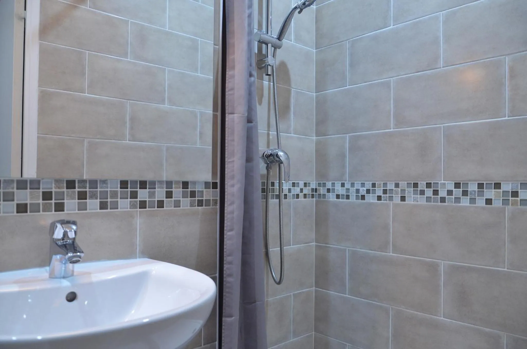 Bathroom in Hôtel De La Perdrix Rouge
