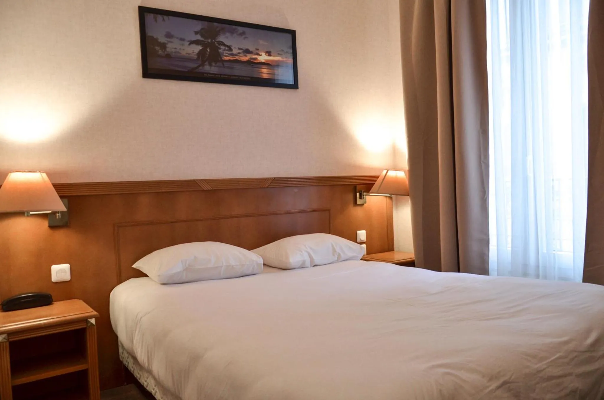 Bedroom, Bed in Hôtel De La Perdrix Rouge