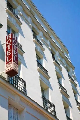 Facade/entrance in Hôtel De La Perdrix Rouge