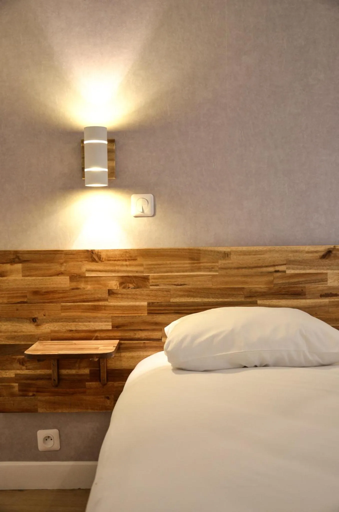 Bedroom, Bed in Hôtel De La Perdrix Rouge