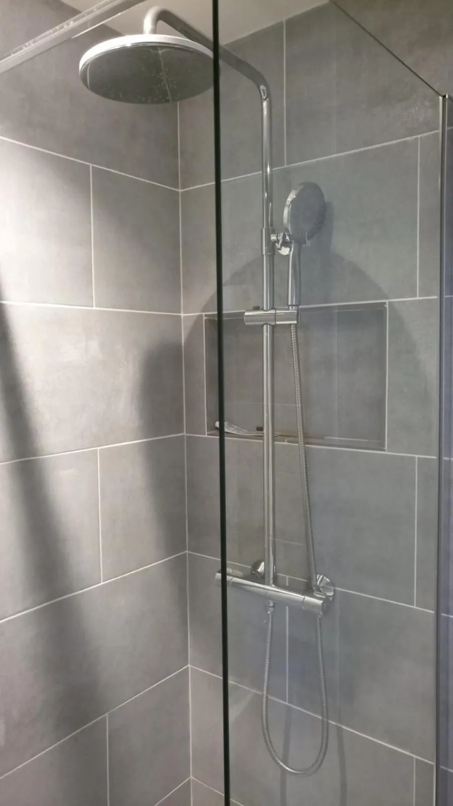 Shower in Hôtel De La Perdrix Rouge