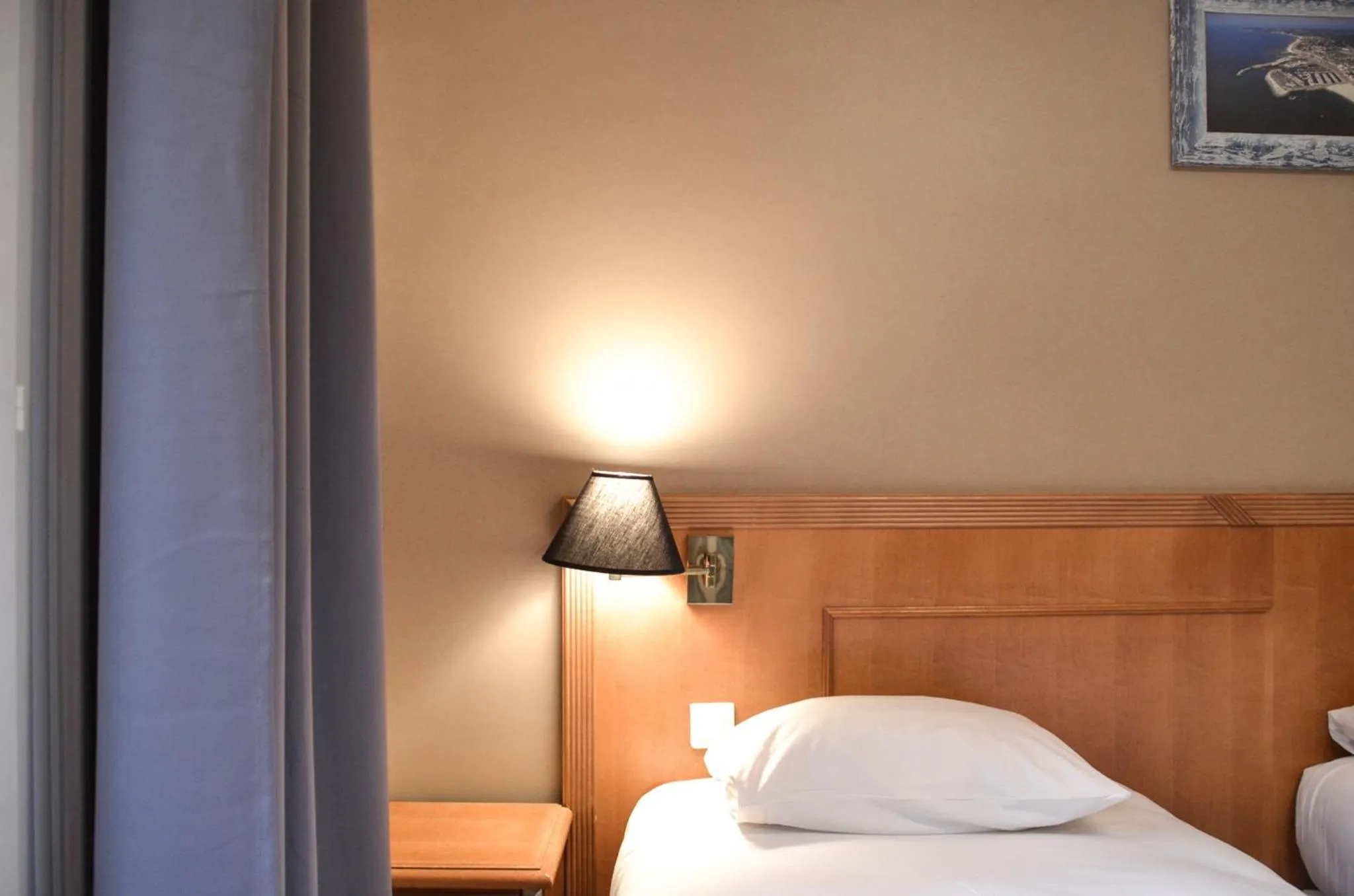 Bedroom, Bed in Hôtel De La Perdrix Rouge