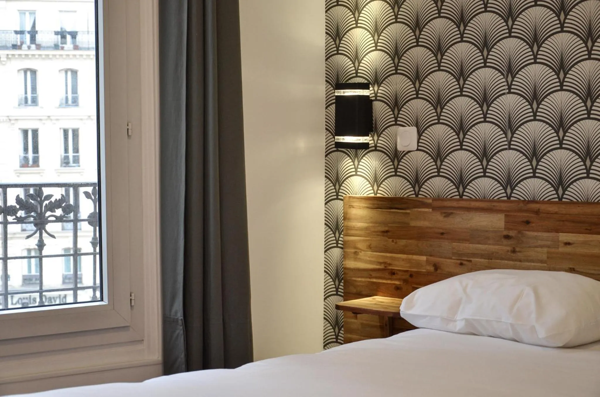 View (from property/room), Bed in Hôtel De La Perdrix Rouge