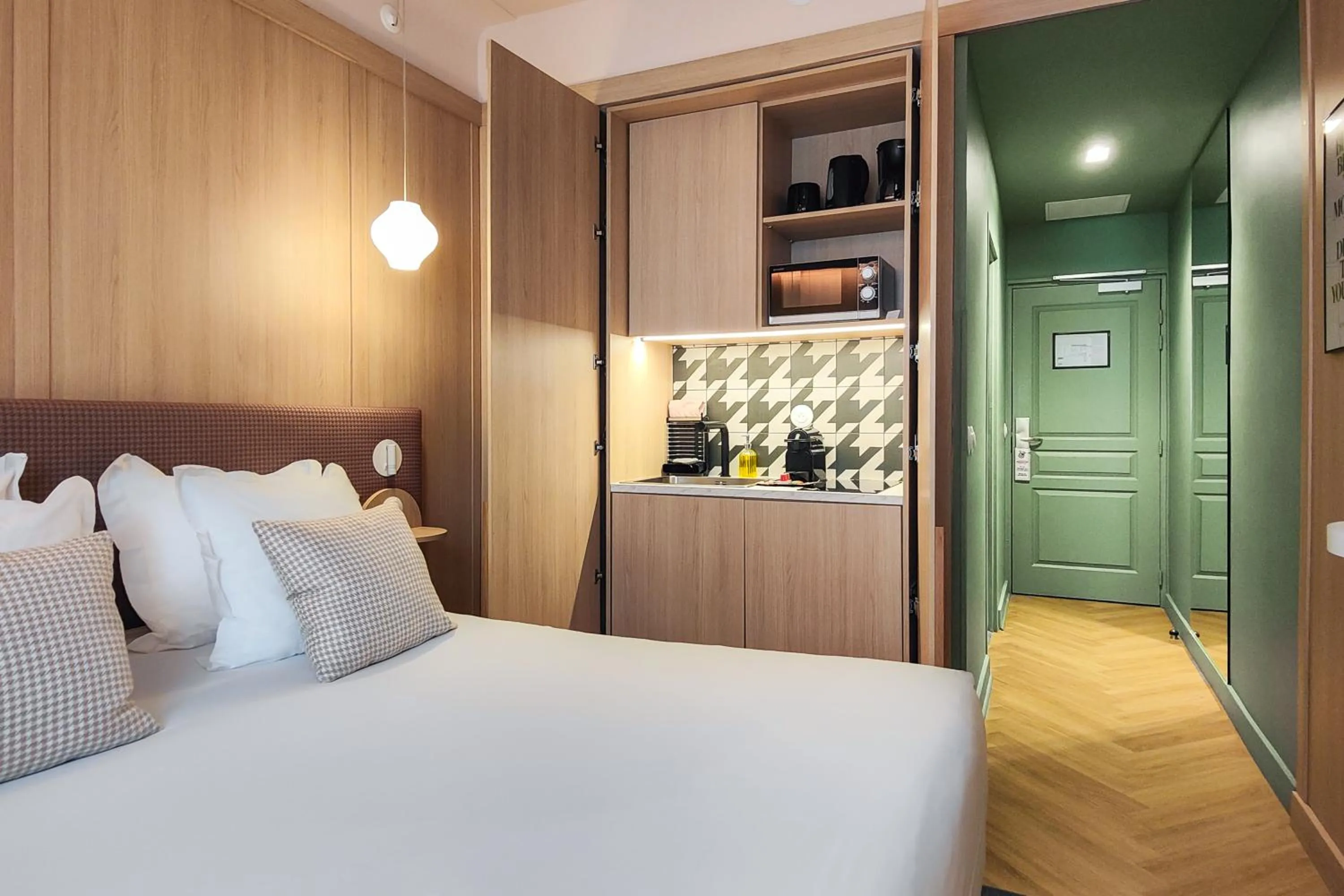 Kitchen or kitchenette, Bed in Hotel Aparthotel AMMI Nice Lafayette