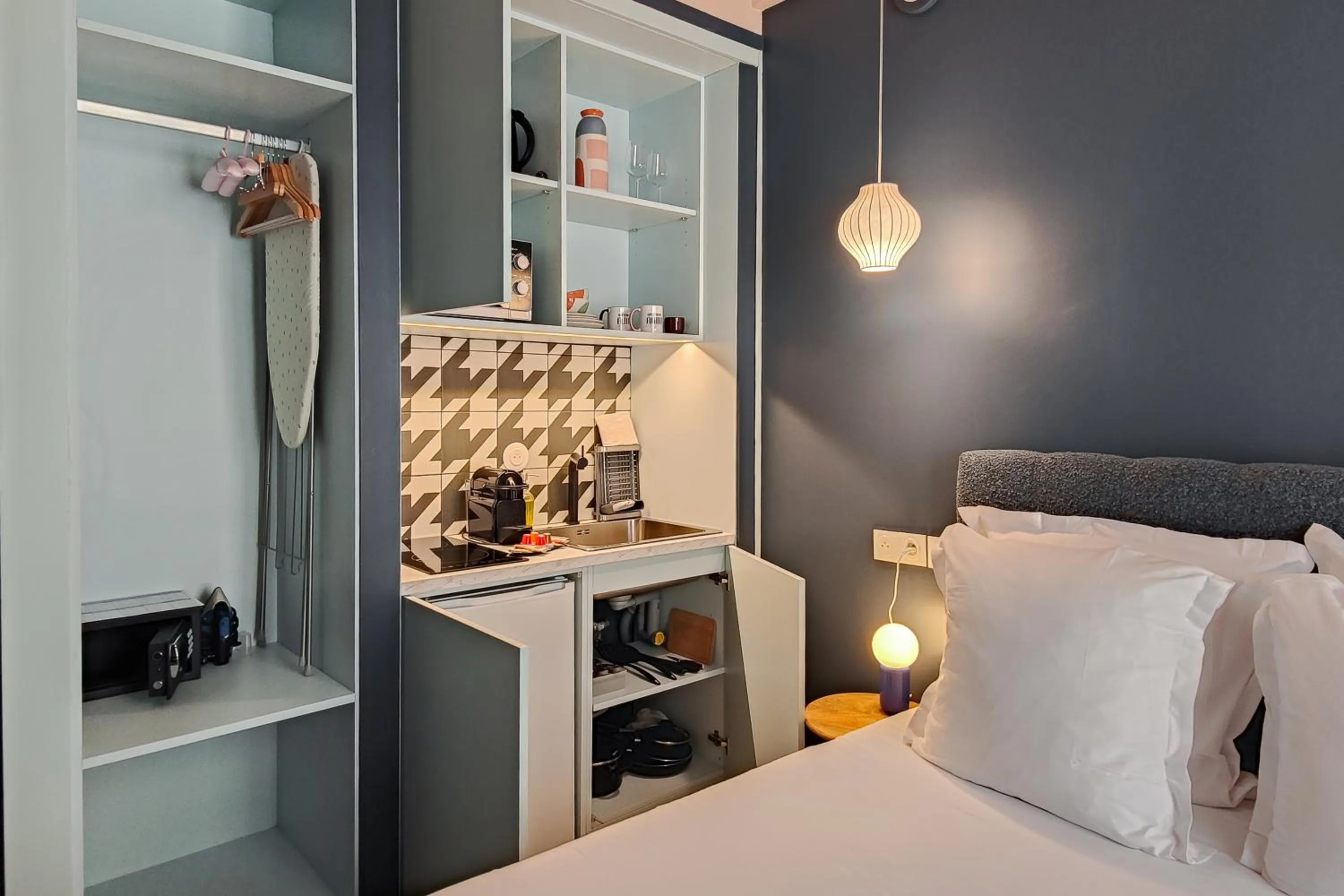 Kitchen or kitchenette, Bed in Hotel Aparthotel AMMI Nice Lafayette