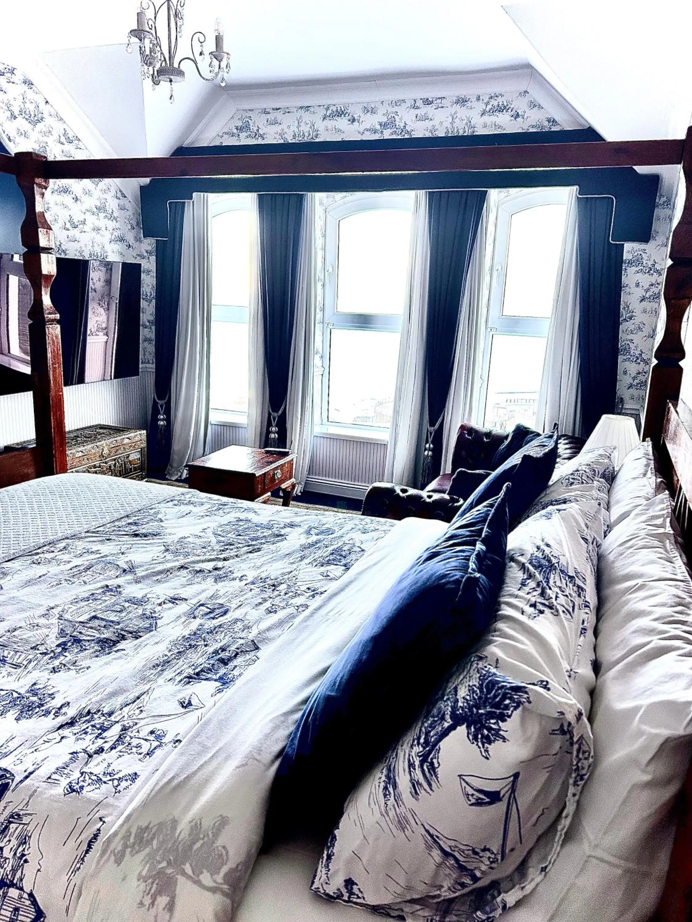 Four Poster Room with Sea View in Albany Lodge