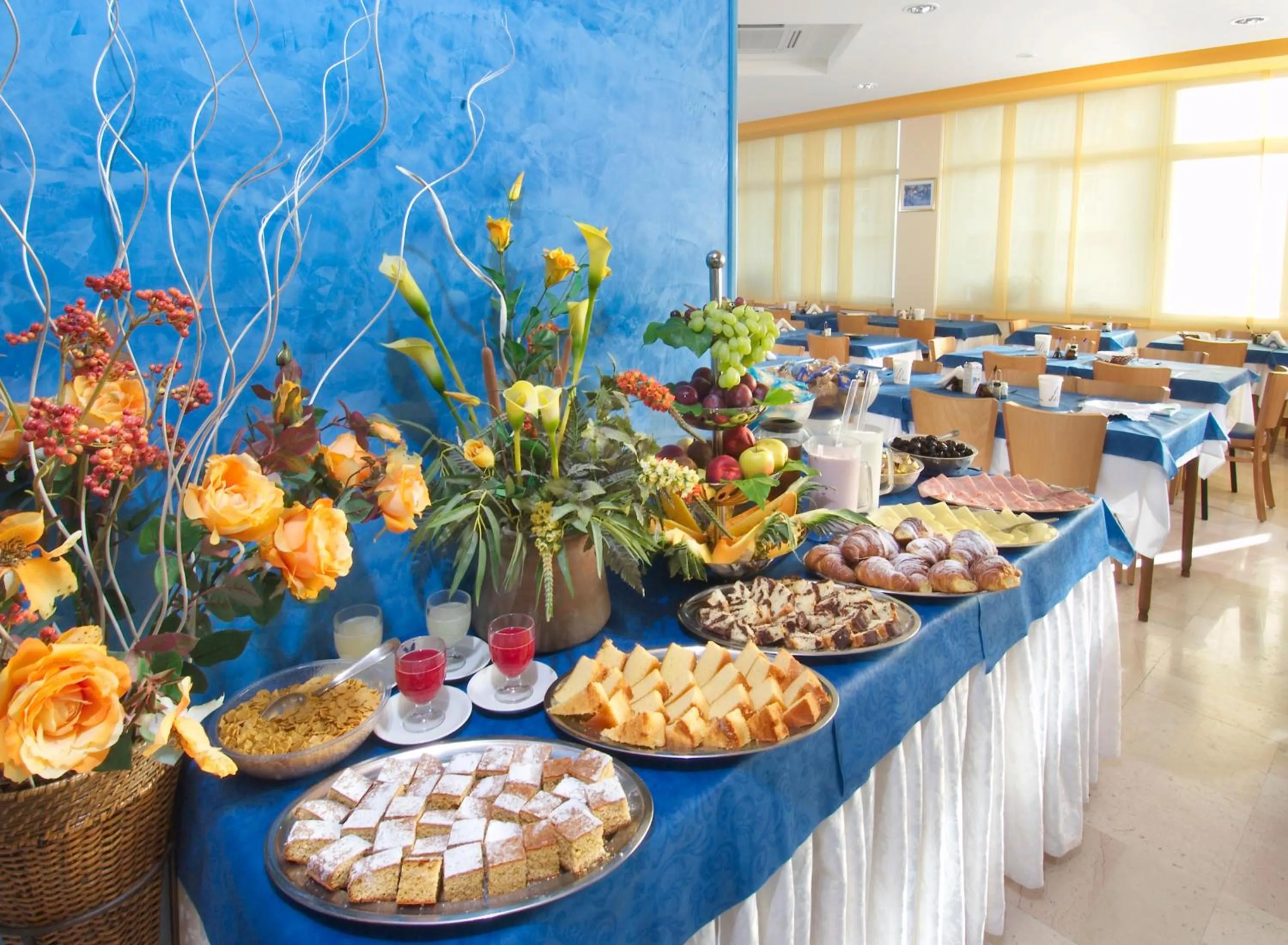 Restaurant/places to eat in Hotel caesar