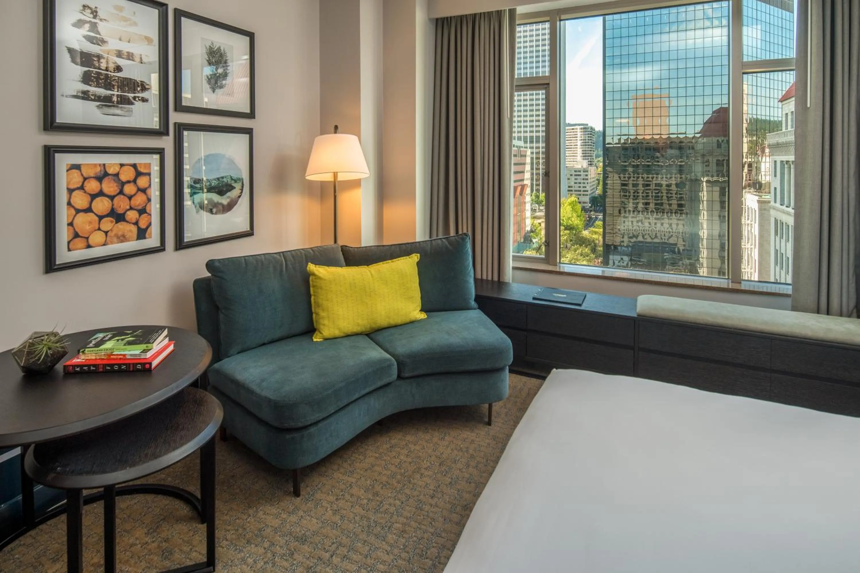 View (from property/room), Bed in The Duniway Portland, A Hilton Hotel