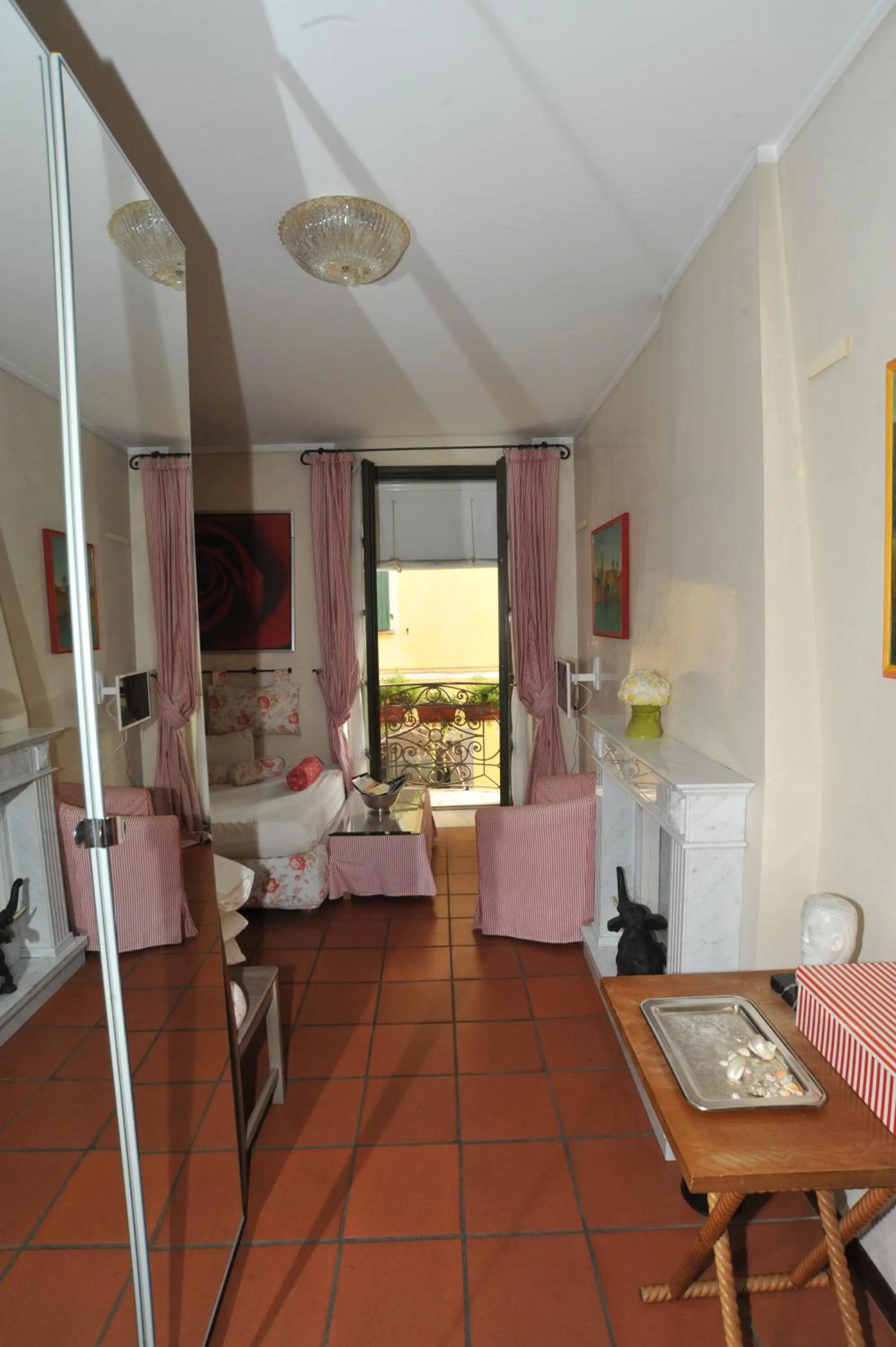 Photo of the whole room in Porta Medievale del Campo