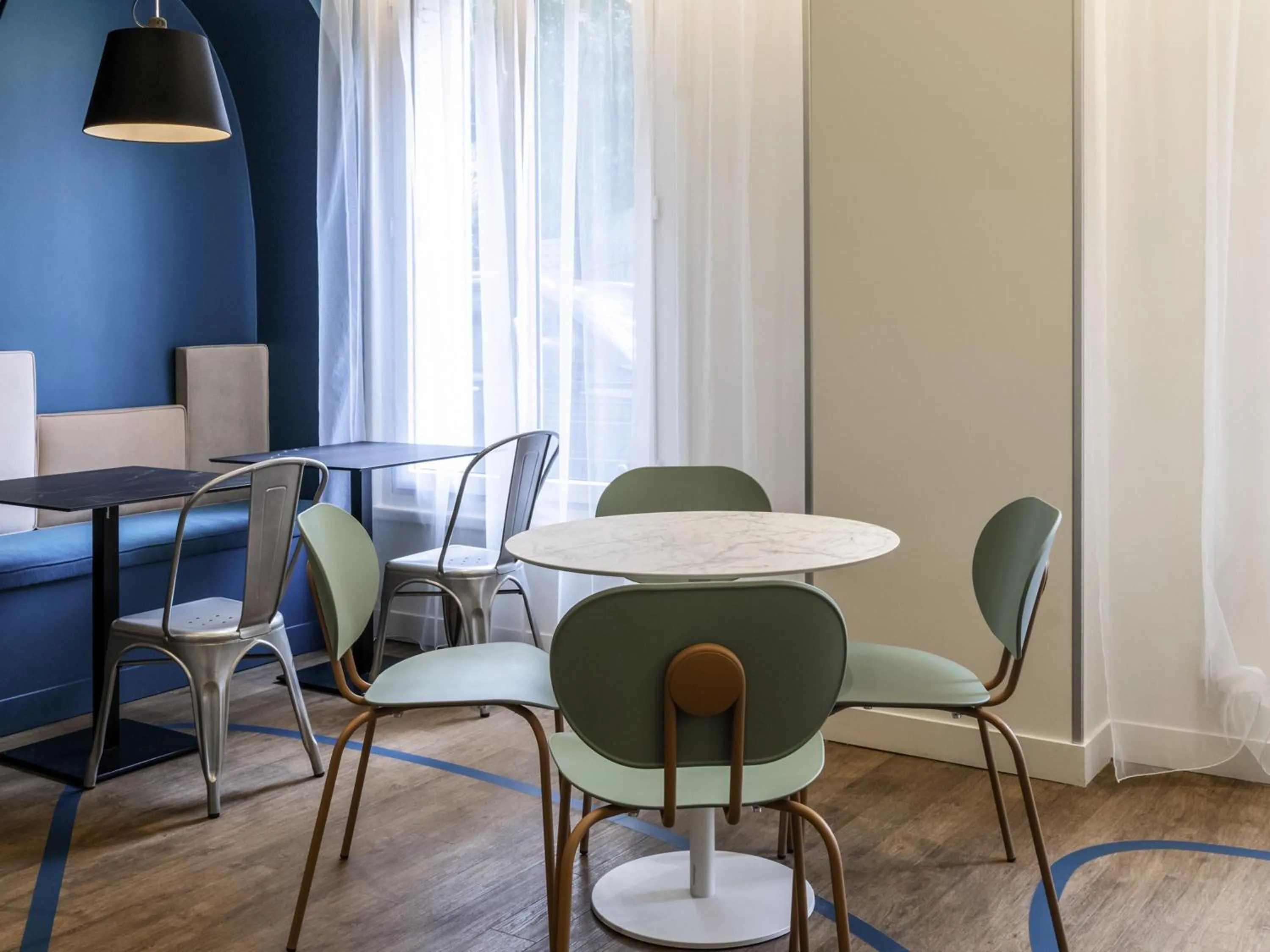 Lounge or bar in ibis Styles Asnieres Centre
