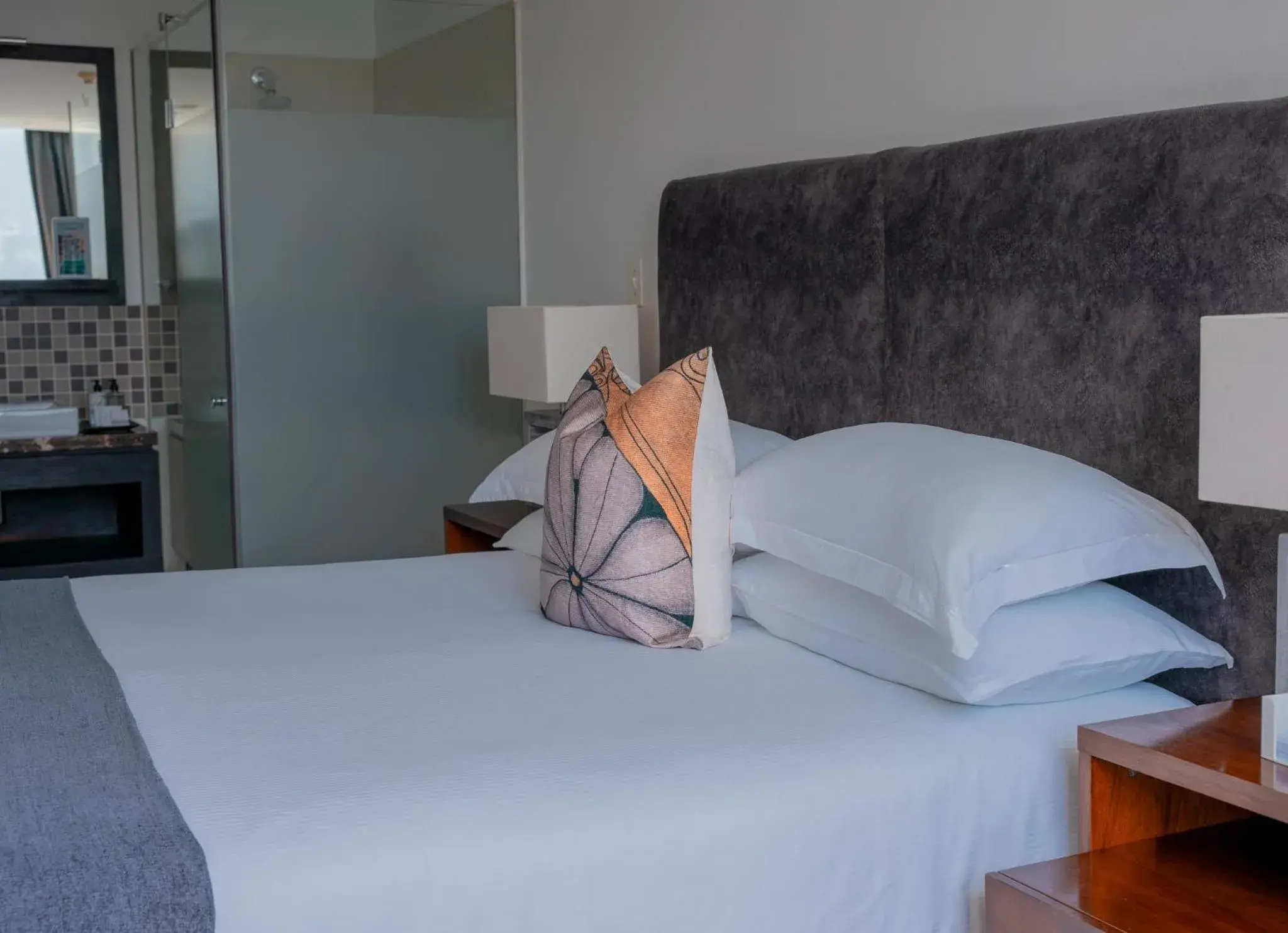 Shower, Bed in Newkings Boutique Hotel Shower, Bed in Newkings Boutique Hotel