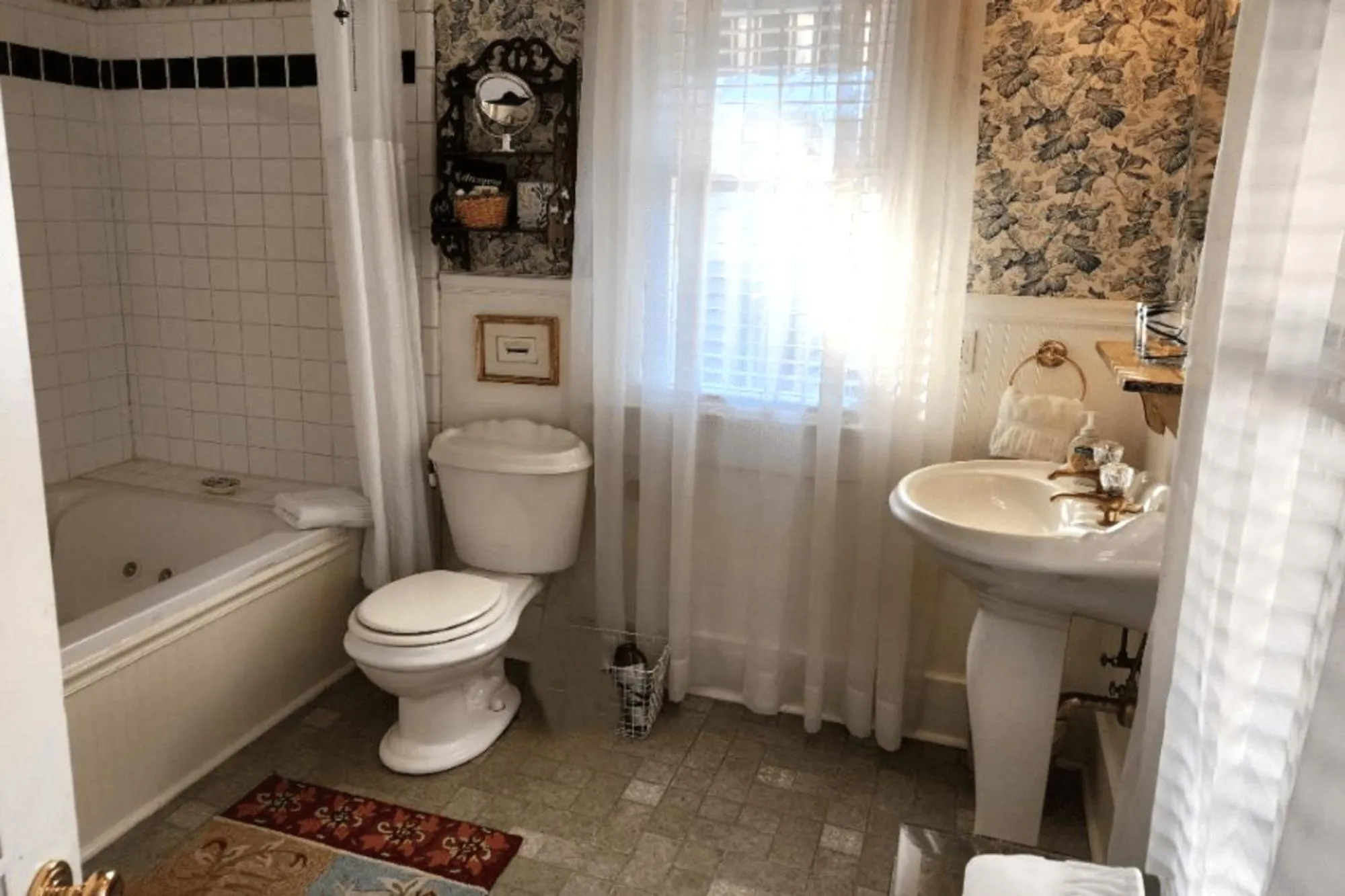 Shower in Rosemont B&B Cottages