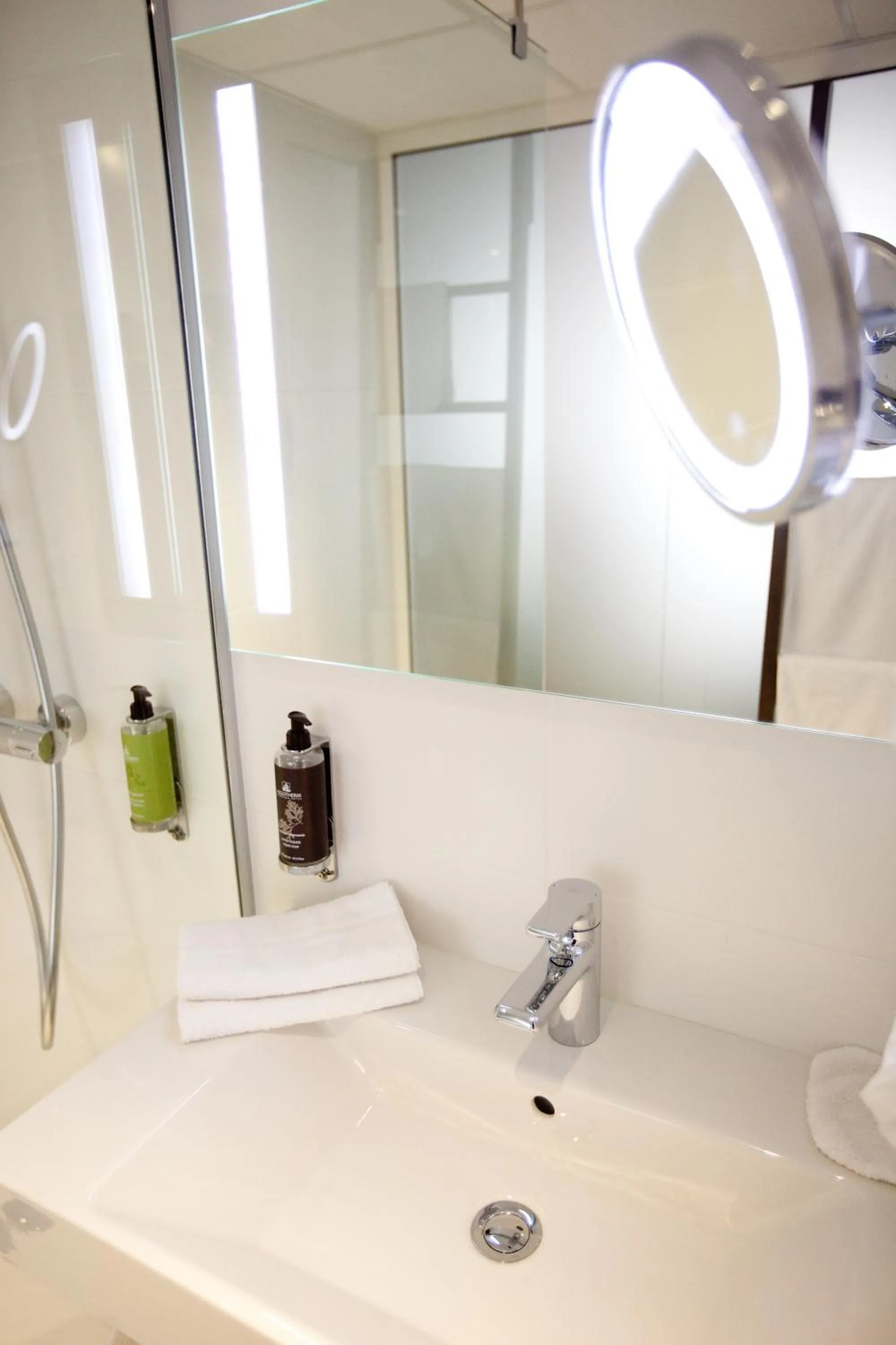 Shower in Hôtel Anne De Bretagne